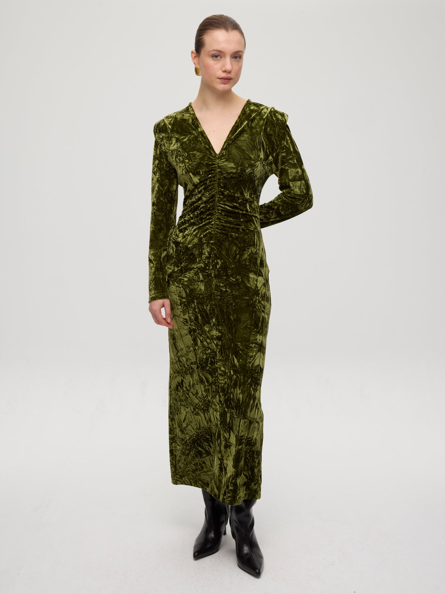 mioh | GETTY GREEN - Vestido midi drapeado cuello pico terciopelo. Vestidos de fiesta para invitadas de boda perfectas. Marca española de moda