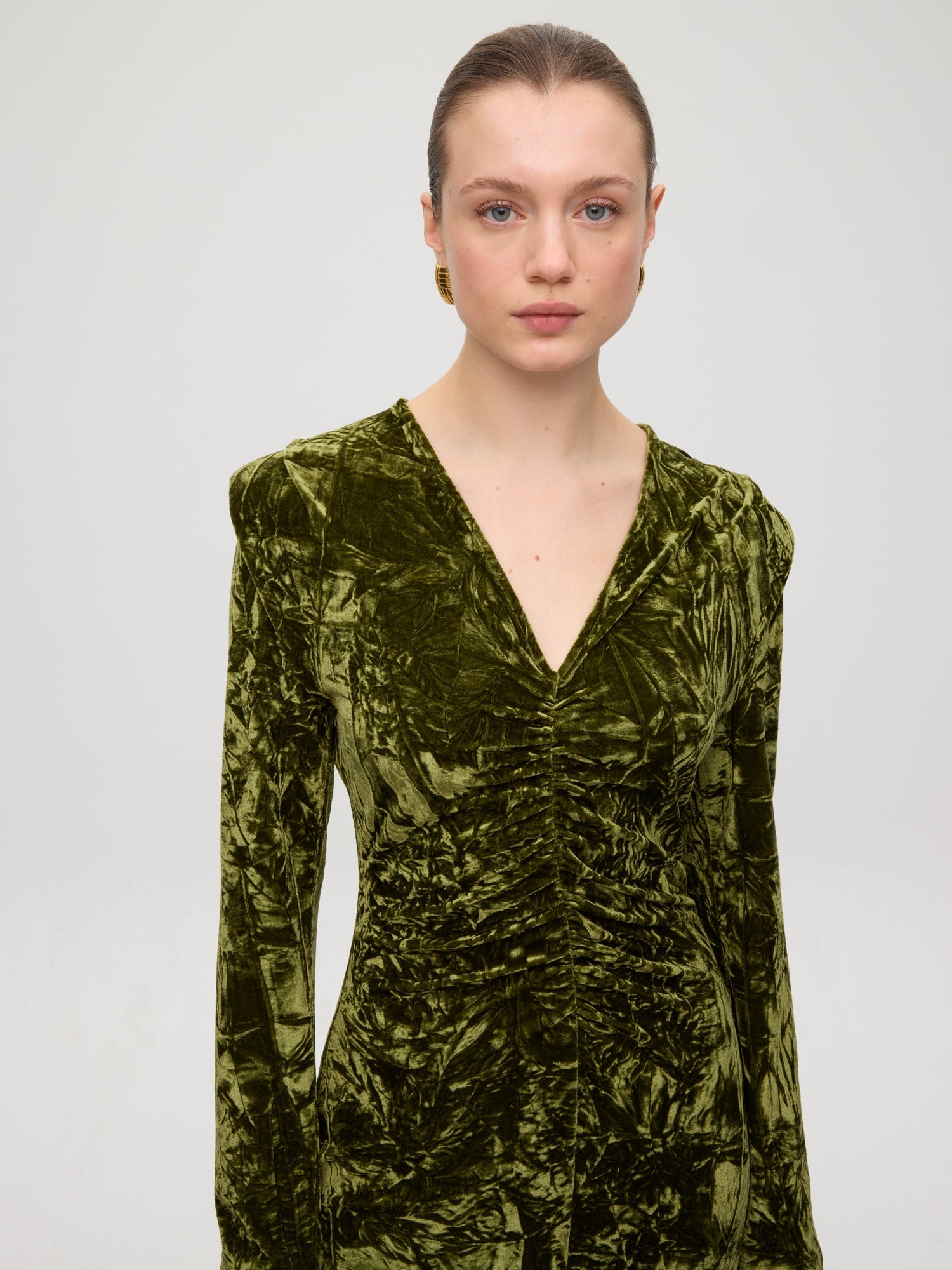 mioh | GETTY GREEN - Vestido midi drapeado cuello pico terciopelo. Vestidos de fiesta para invitadas de boda perfectas. Marca española de moda