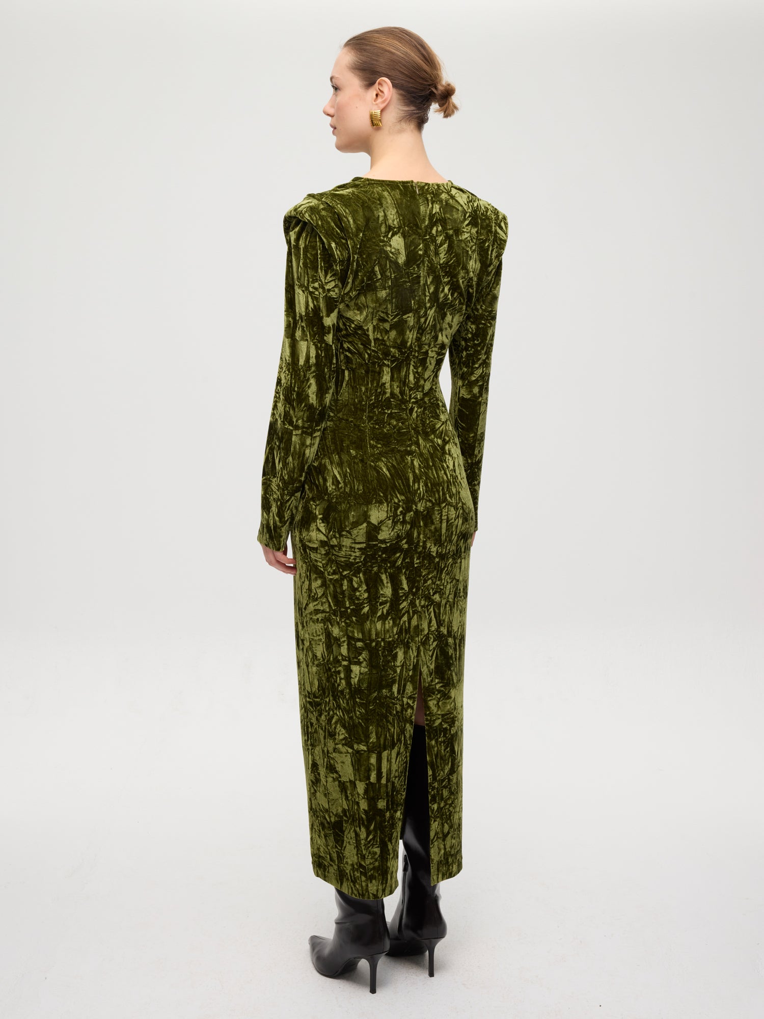 mioh | GETTY GREEN - Vestido midi drapeado cuello pico terciopelo. Vestidos de fiesta para invitadas de boda perfectas. Marca española de moda