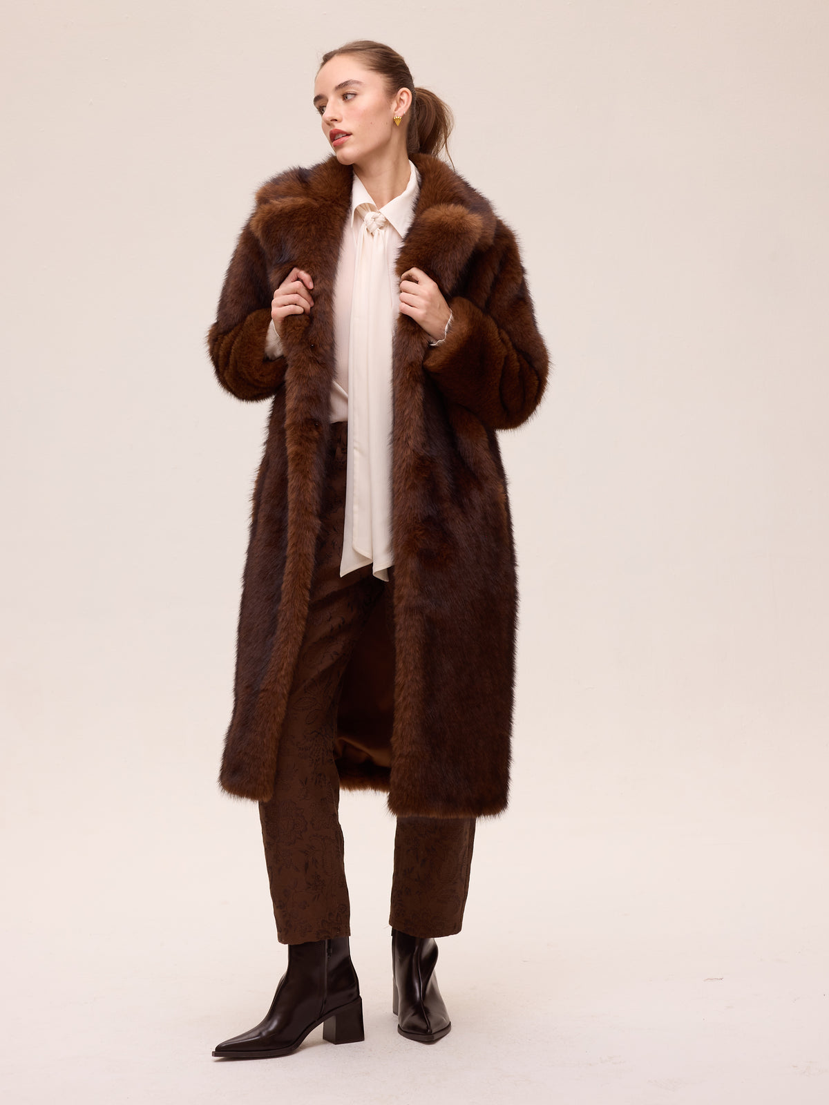 GLOBE BROWN - Abrigo faux fur - Marrón, perfecto para bodas y eventos de invierno sin renunciar al estilo. MIOH, moda española de invitada