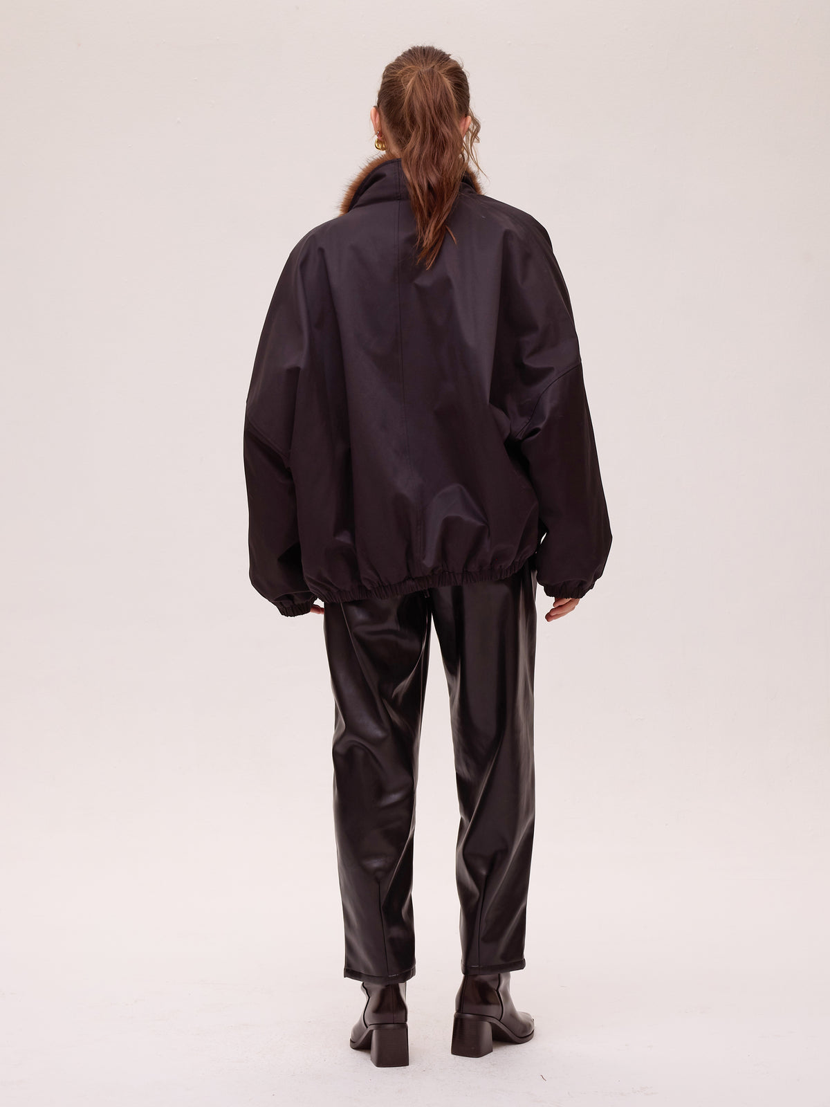 GLOOM BLACK - Pantalón barrel ecopiel negro, una pieza clave para tu look de invitada de boda y fiesta. MIOH es la marca española de moda de evento de referencia