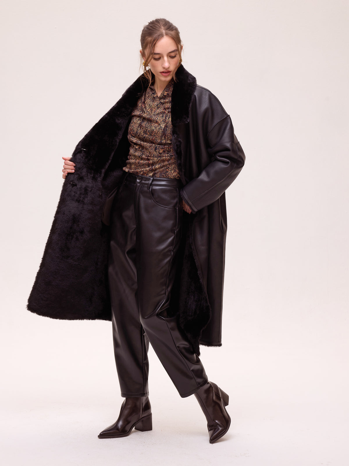 GLOOM BLACK - Pantalón barrel ecopiel negro, moda de fiesta e invitada diseñada en España por MIOH