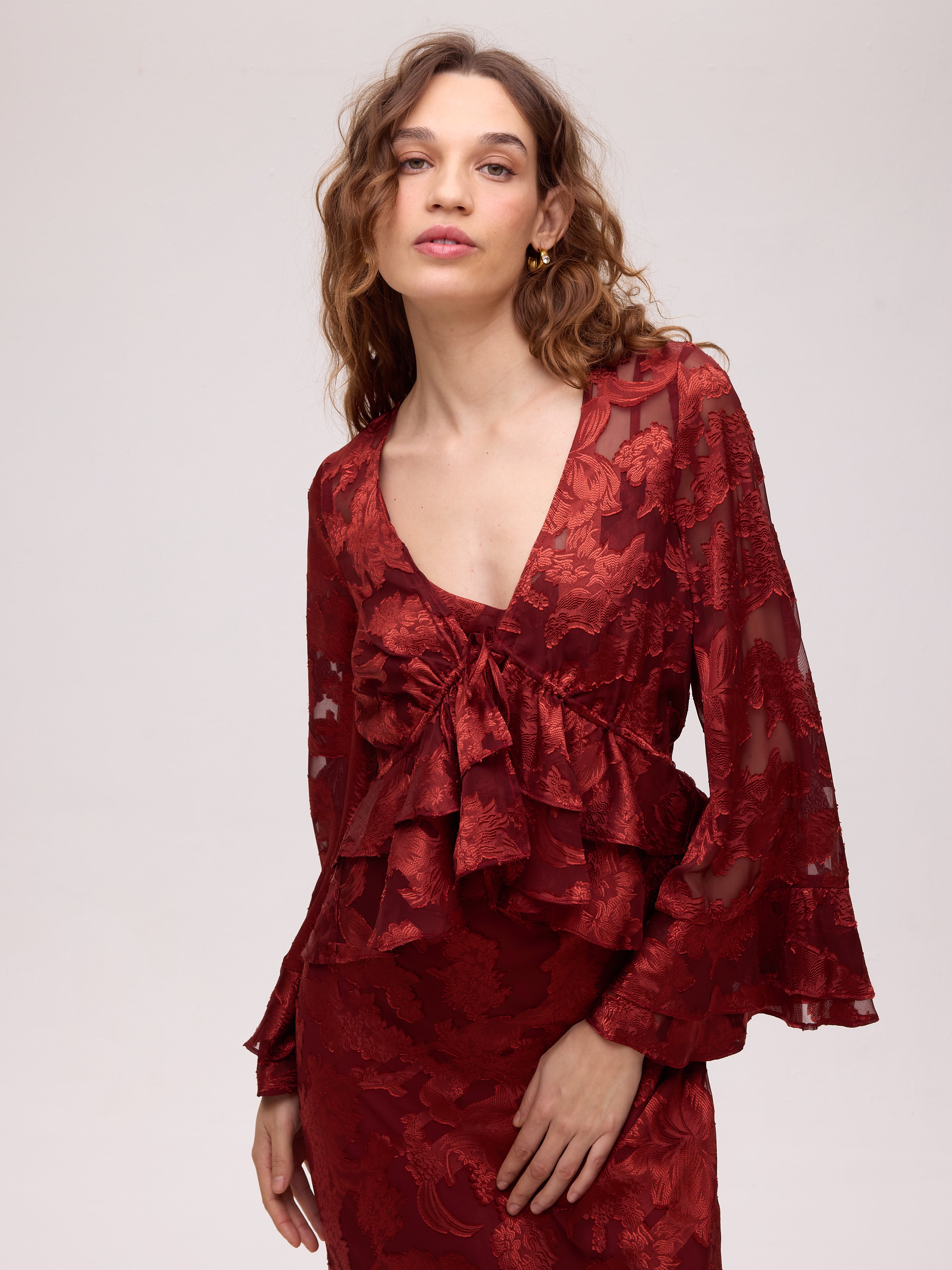 GRAZIA WINE - Vestido y top lencero jacquard de tirantes, para brillar como invitada en cualquier evento. MIOH, la marca española de vestidos de fiesta más de moda en 2026