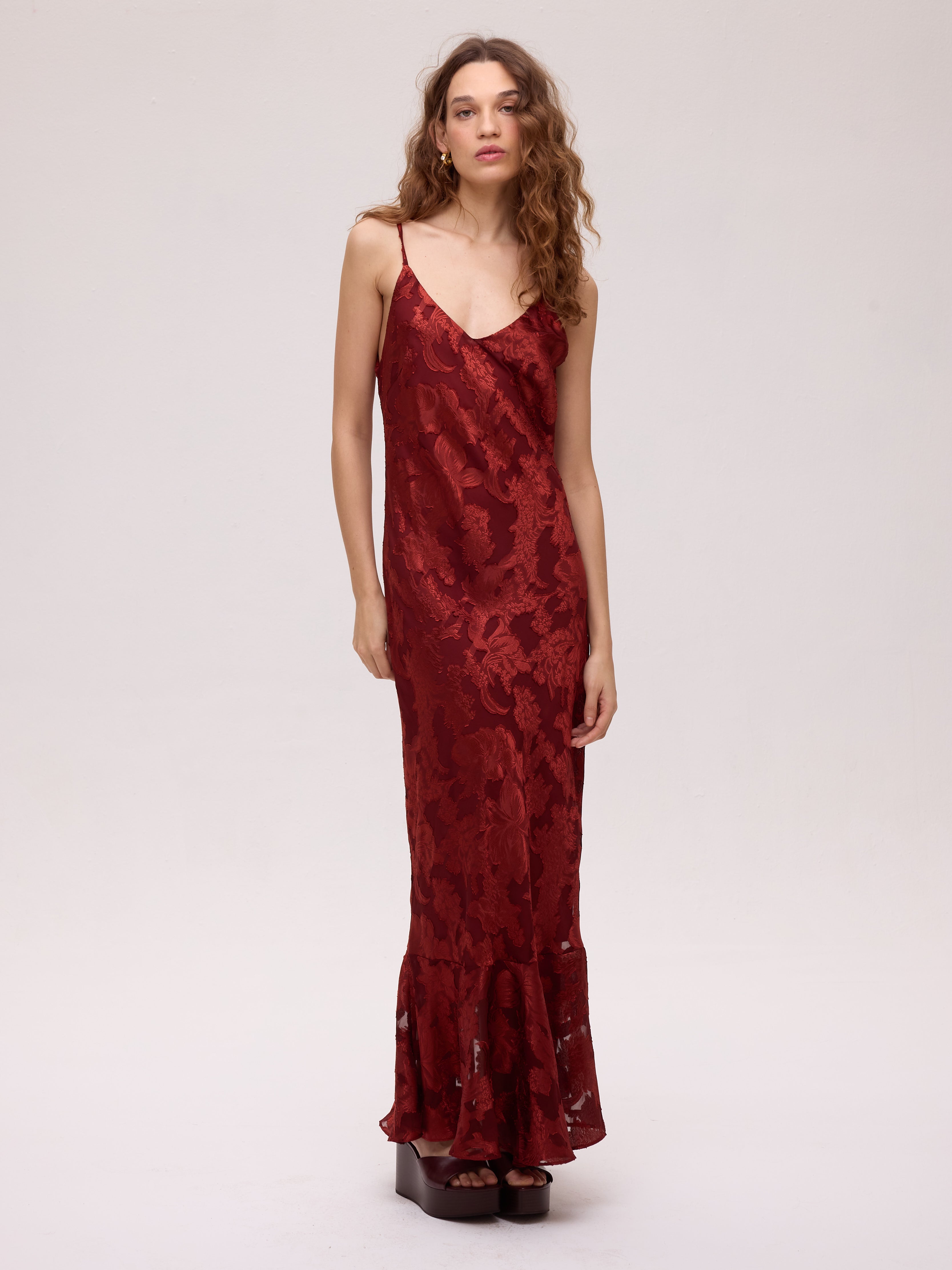 GRAZIA WINE - Vestido y top lencero jacquard de tirantes, un imprescindible de la colección FW26 de MIOH, marca de referencia en vestidos de invitada de boda