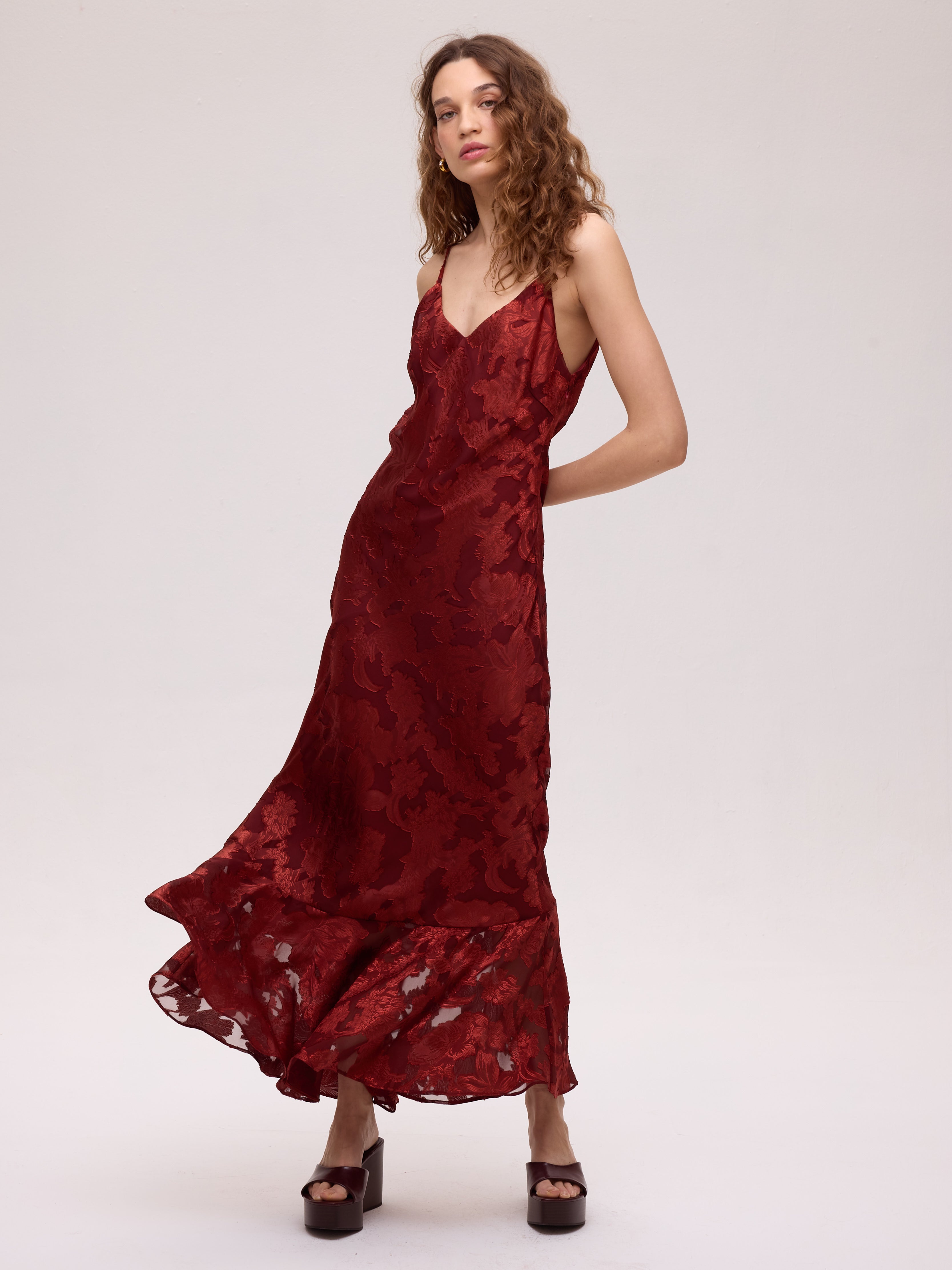 GRAZIA WINE - Vestido y top lencero jacquard de tirantes, vestido de fiesta para invitadas que buscan tendencia y calidad. MIOH, moda española de evento
