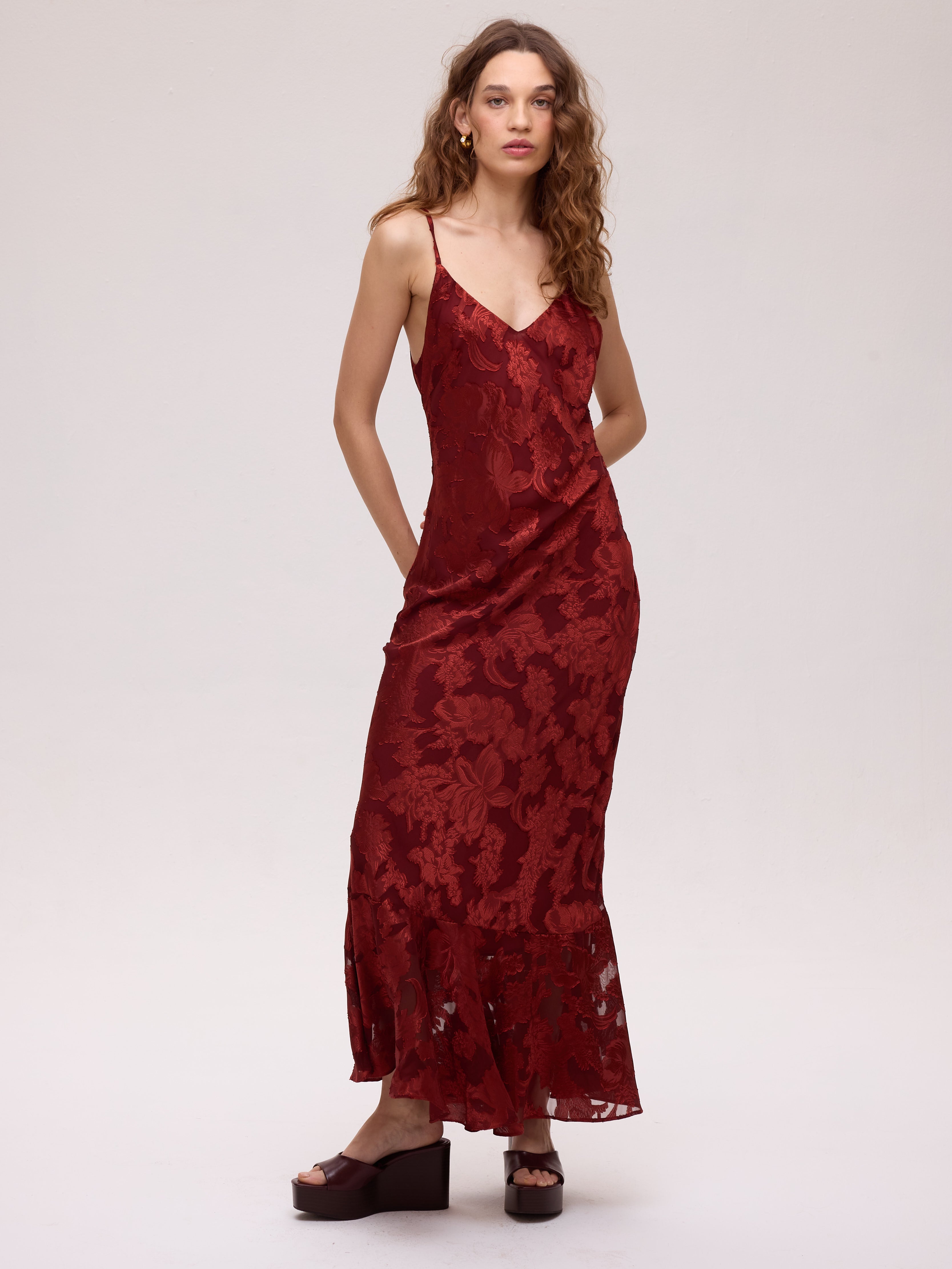 GRAZIA WINE - Vestido y top lencero jacquard de tirantes, combínalo con los abrigos y complementos de MIOH para completar tu look de invitada de boda