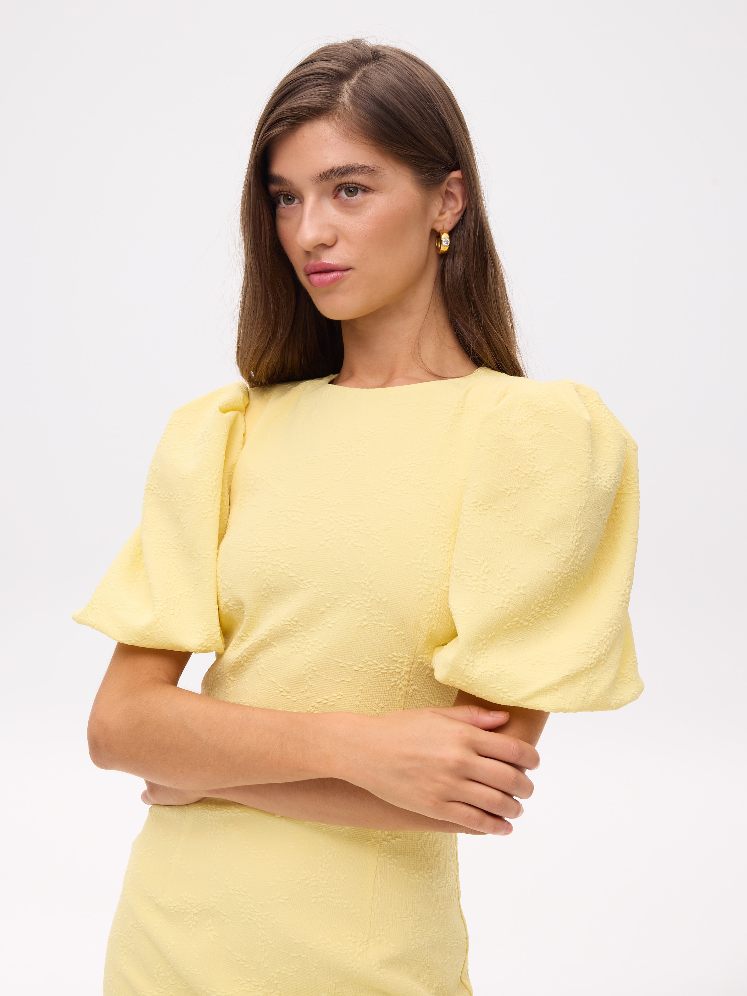 HAMLET - Vestido damasco manga abullonada amarillo mantequilla, para invitadas de boda, fiesta y eventos de primvera y verano. MIOH es la marca española de vestidos de fiesta para invitadas de boda más de moda en España