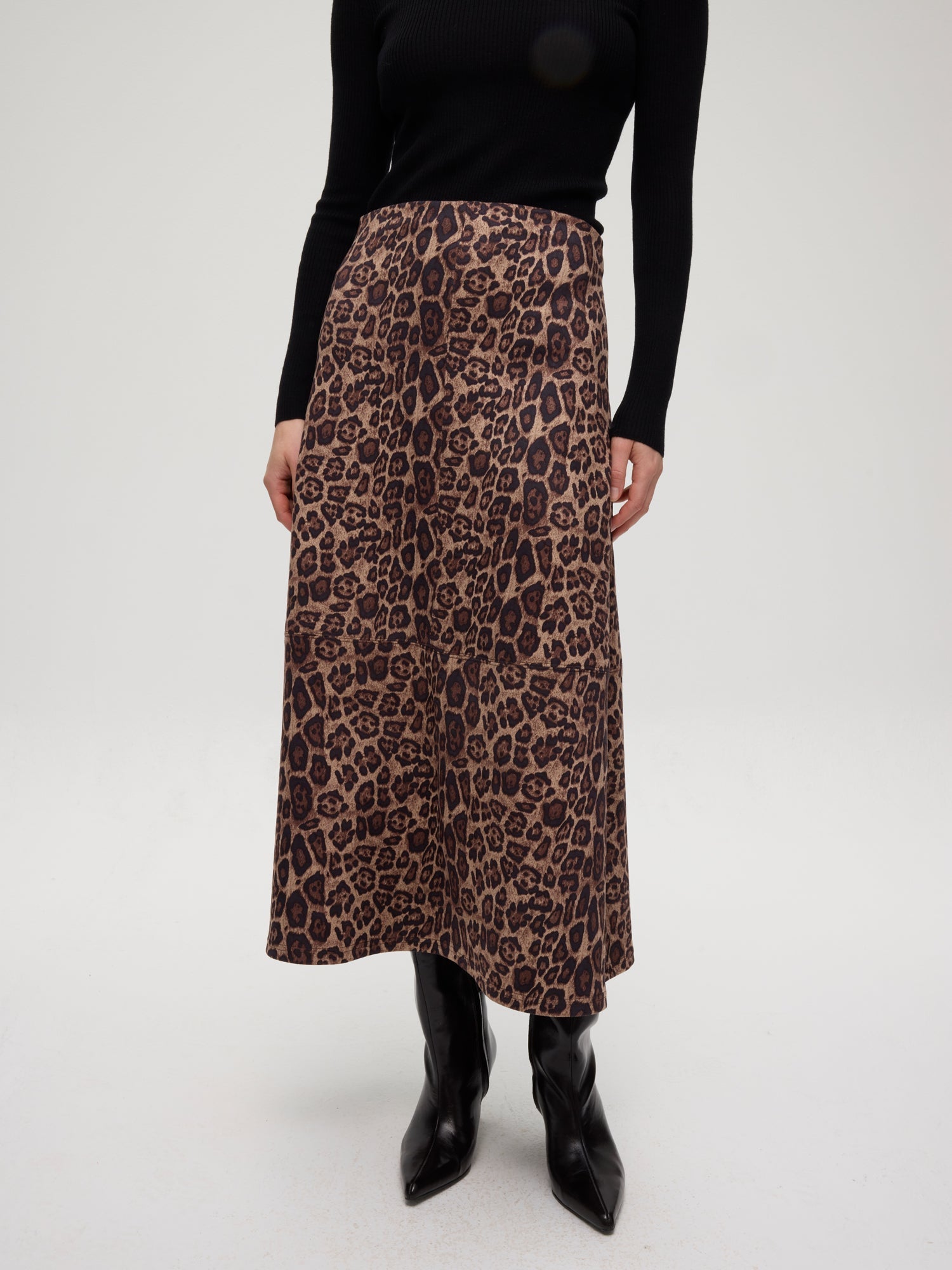 mioh | HEARST ANIMAL - Falda midi animal print. Vestidos de fiesta para invitadas de boda perfectas. Marca española de moda