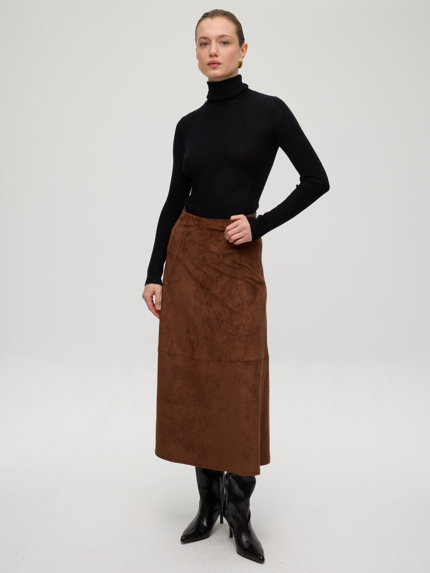 mioh | HEARST SUEDE - Falda midi efecto ante. Vestidos de fiesta para invitadas de boda perfectas. Marca española de moda