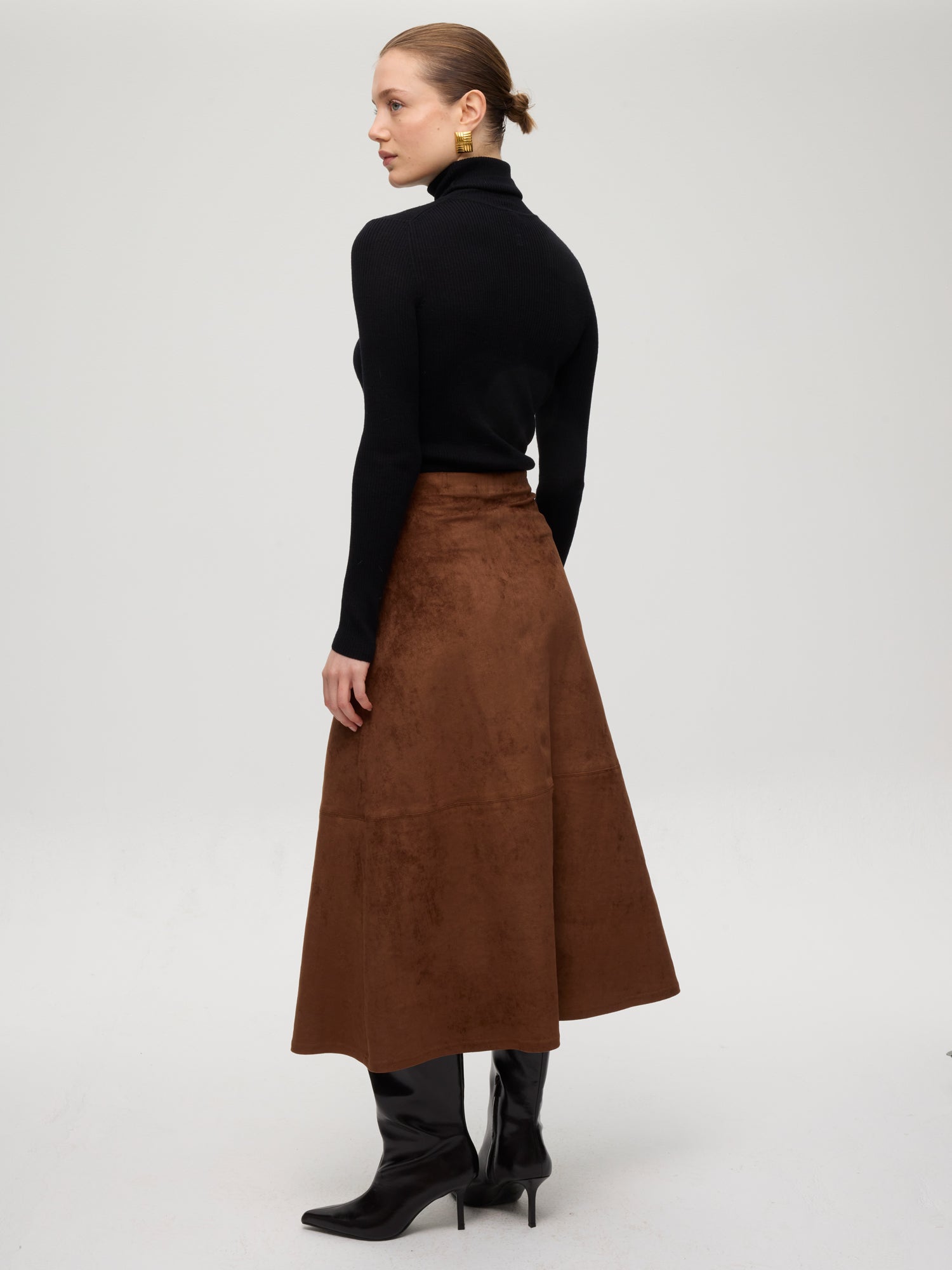 mioh | HEARST SUEDE - Falda midi efecto ante. Vestidos de fiesta para invitadas de boda perfectas. Marca española de moda