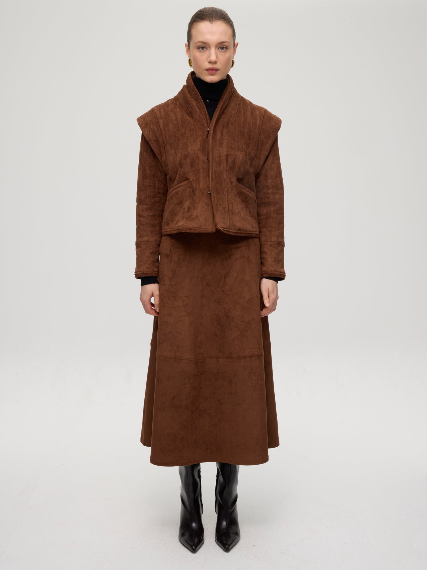 mioh | HEARST SUEDE - Falda midi efecto ante. Vestidos de fiesta para invitadas de boda perfectas. Marca española de moda