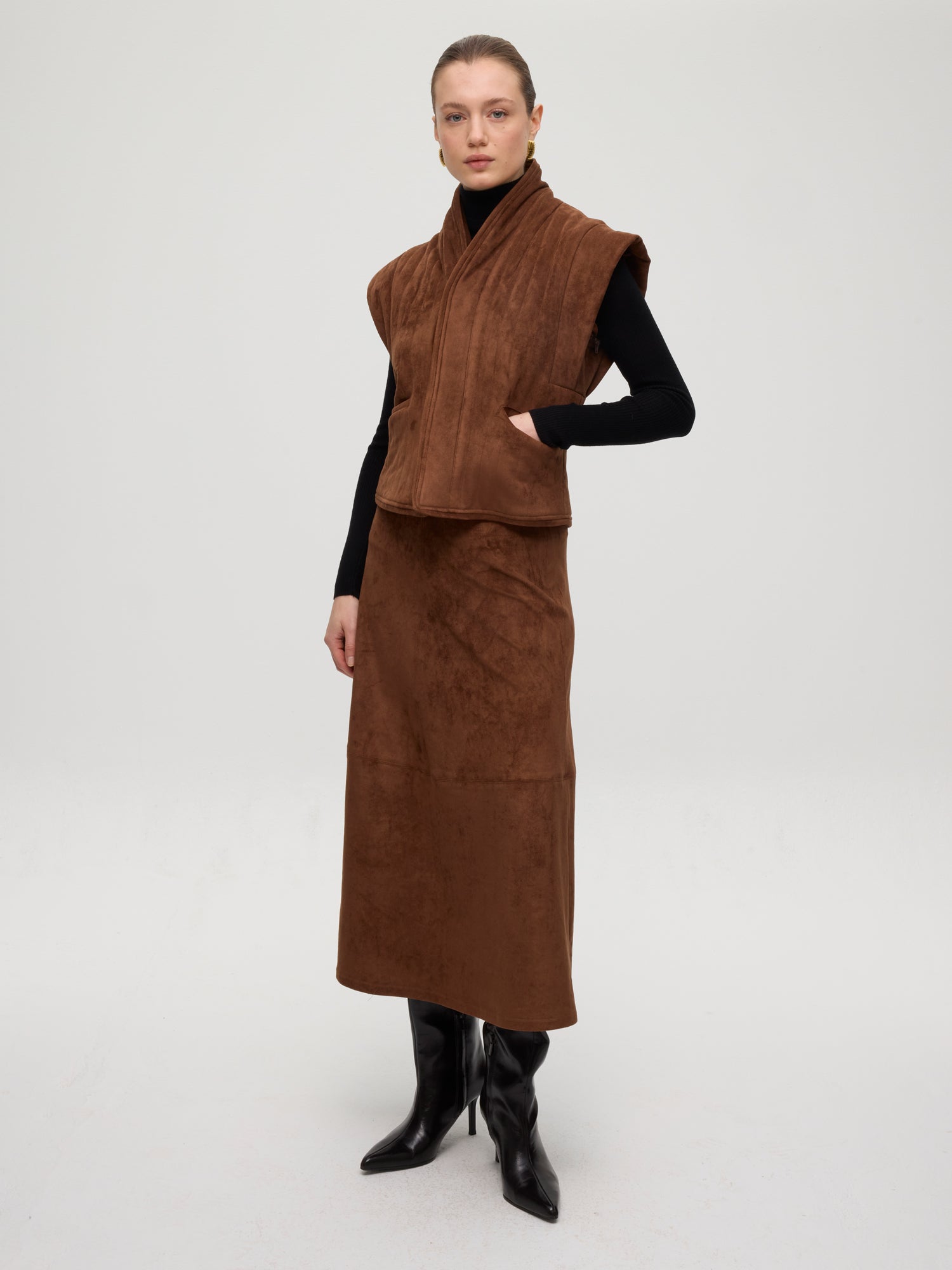 mioh | HEARST SUEDE - Falda midi efecto ante. Vestidos de fiesta para invitadas de boda perfectas. Marca española de moda