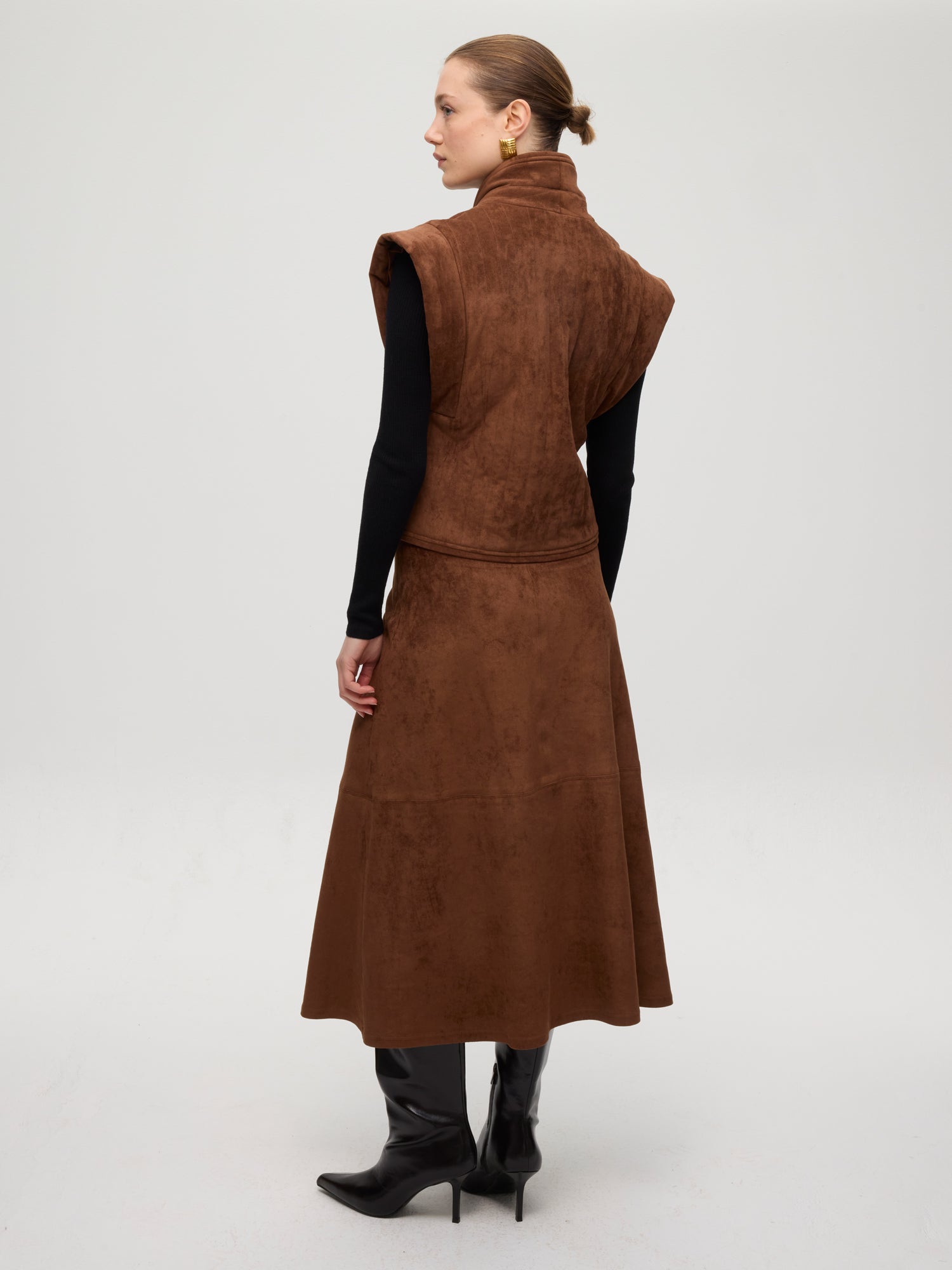 mioh | HEARST SUEDE - Falda midi efecto ante. Vestidos de fiesta para invitadas de boda perfectas. Marca española de moda