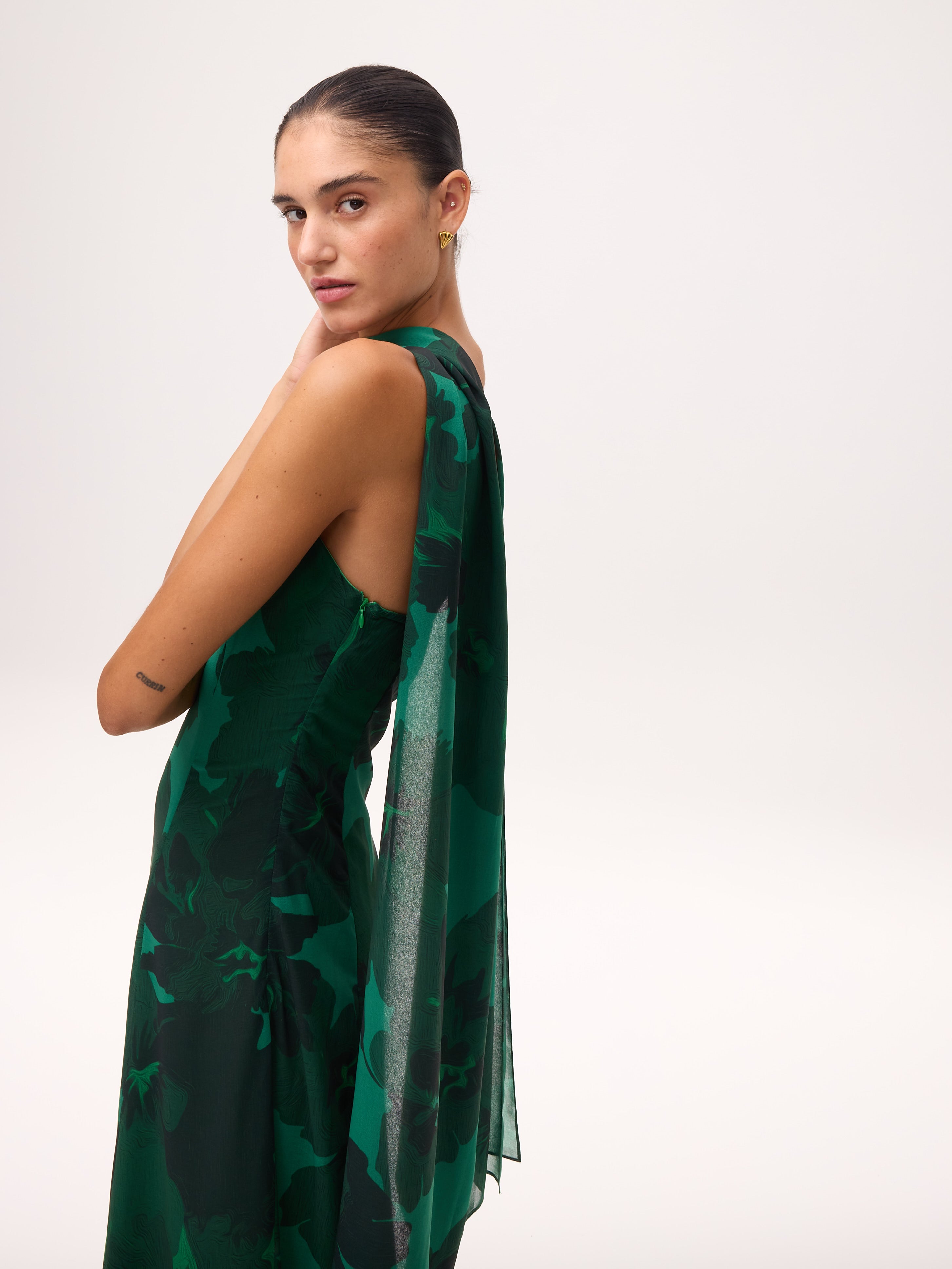 HELENA GREEN - Vestido fluido estampado floral con tirantes desmontables, para invitadas de boda, fiesta y eventos de primvera y verano. MIOH es la marca de vestidos de invitada de boda y fiesta de referencia en España