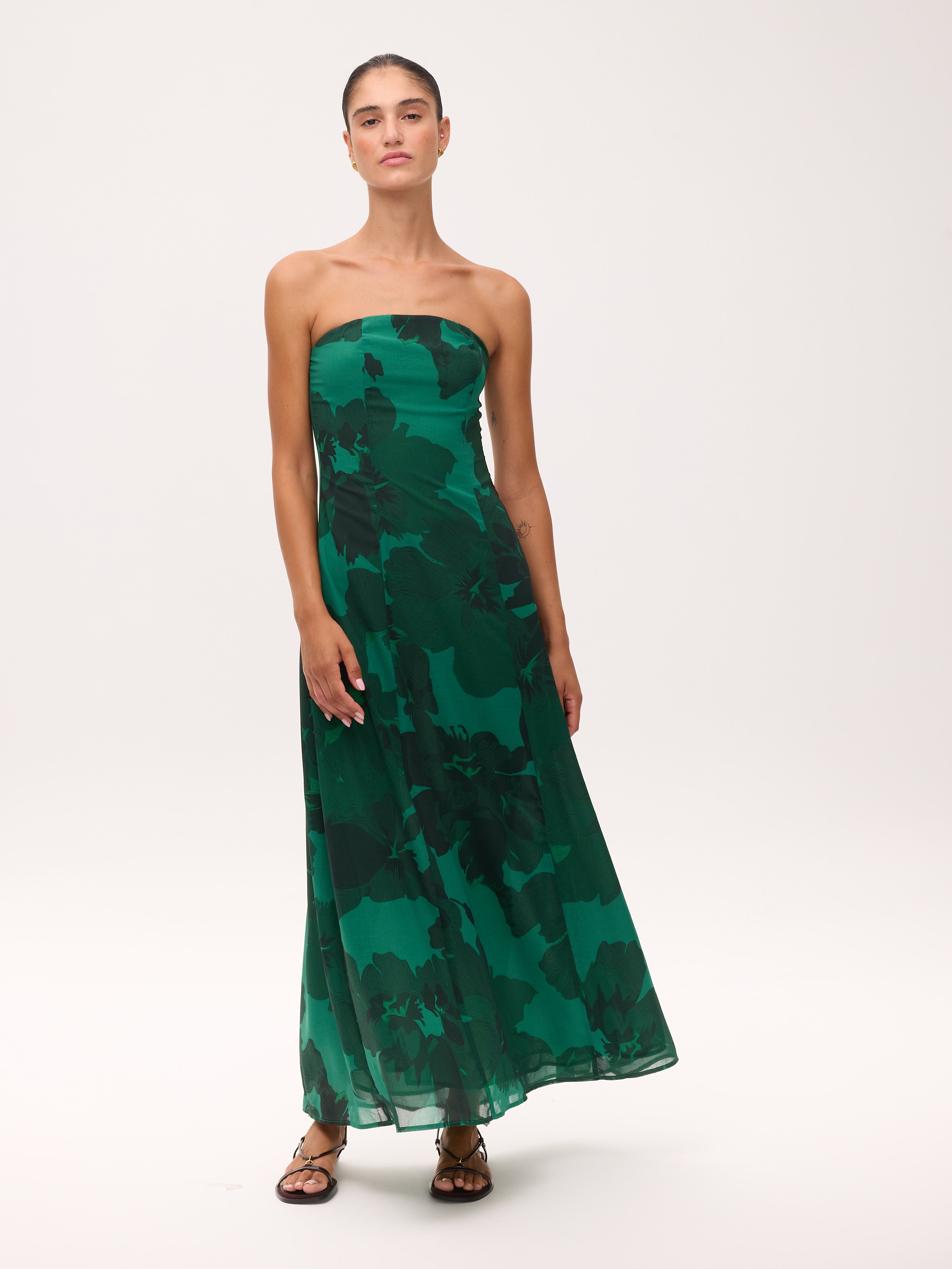 HELENA GREEN - Vestido fluido estampado floral con tirantes desmontables, para invitadas de boda, fiesta y eventos de primvera y verano. MIOH es la marca de vestidos de invitada de boda y fiesta de referencia en España