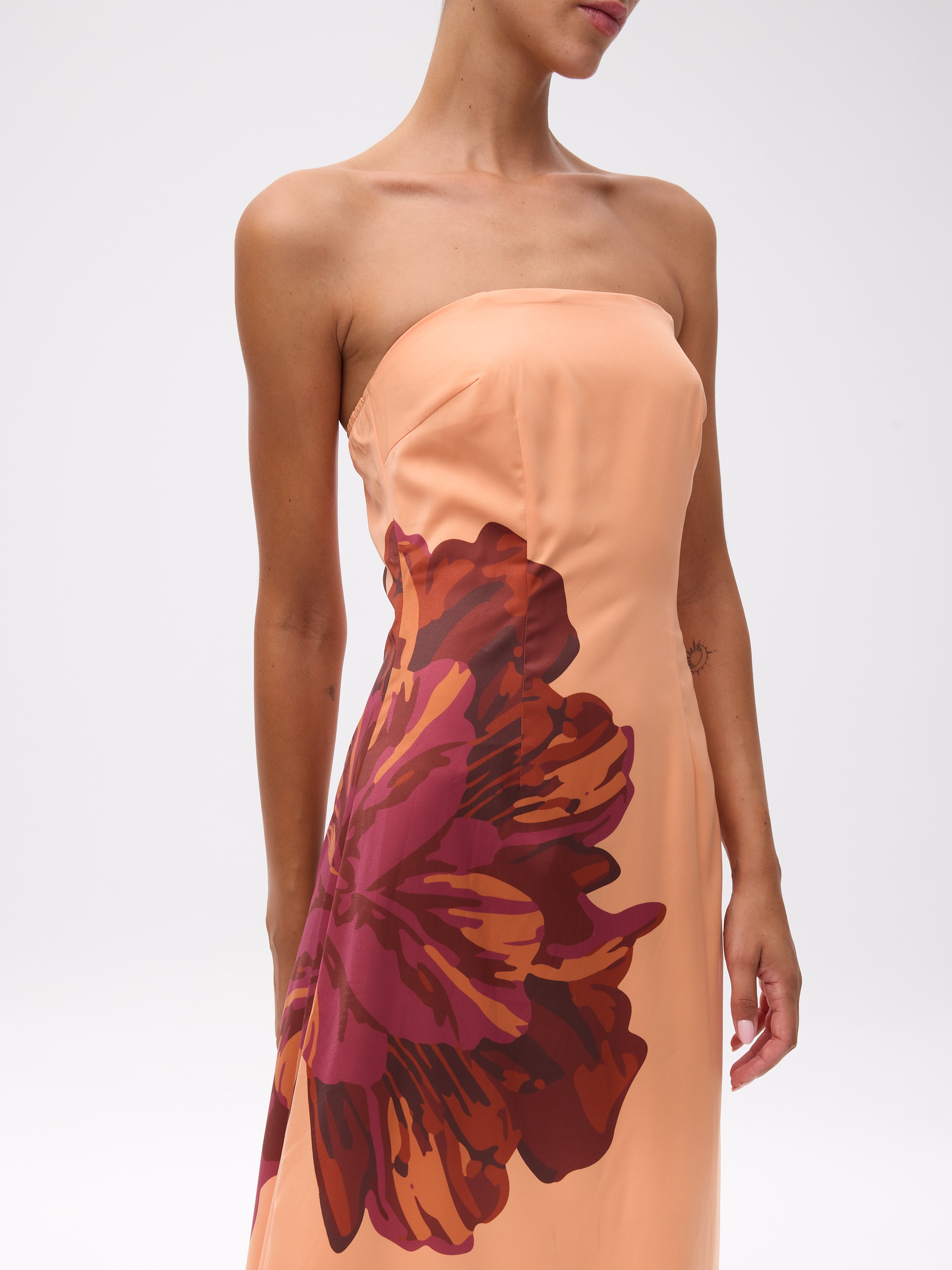 HELENA MAXI - Vestido palabra de honor maxi flor, perfecto para invitadas de boda y fiesta spring summer. MIOH es la marca que eligen las influencers de España para sus eventos, como bodas y fiestas