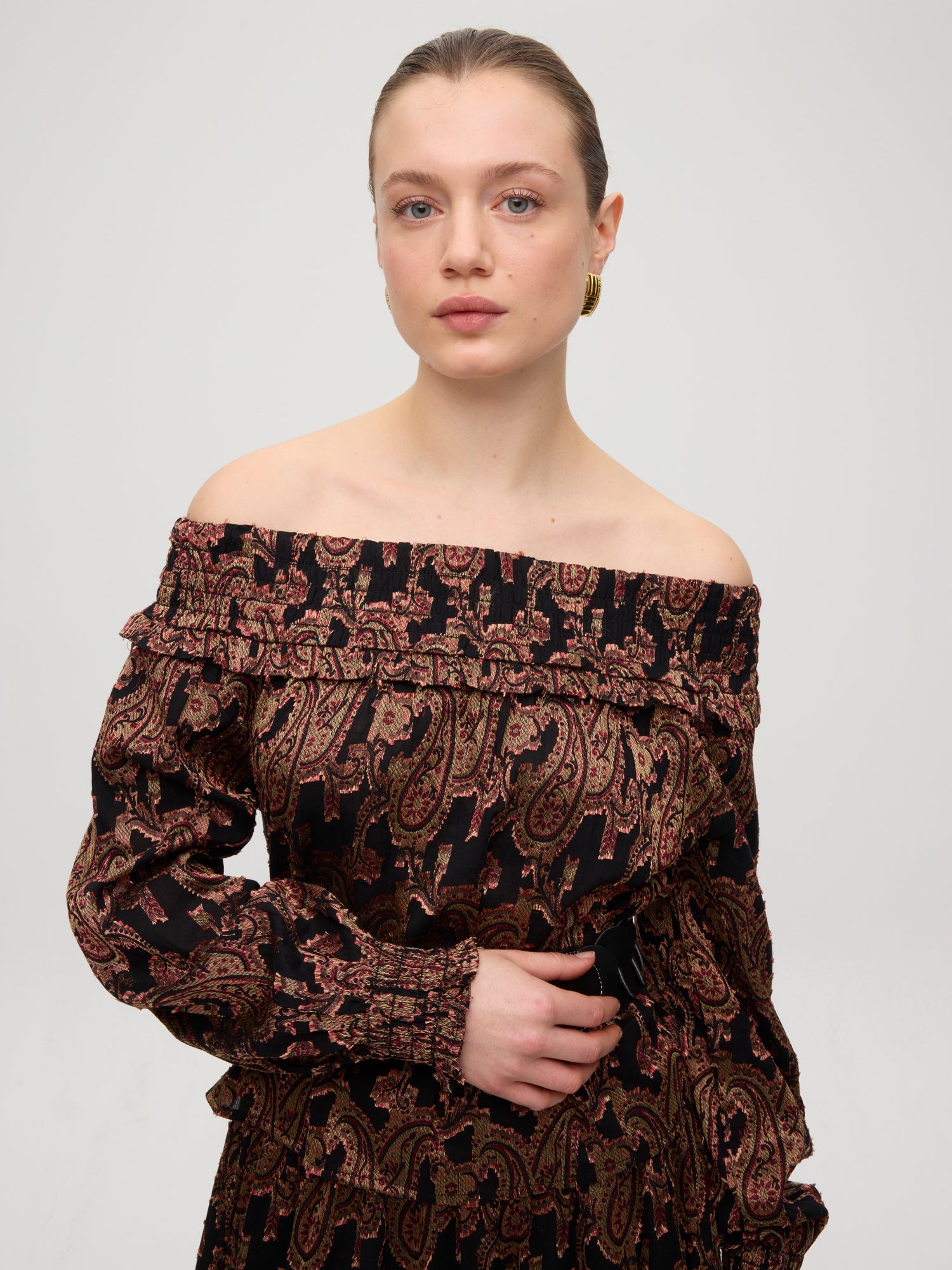 mioh | HENNA BLACK SKIRT - Falda midi paisley negra. Vestidos de fiesta para invitadas de boda perfectas. Marca española de moda