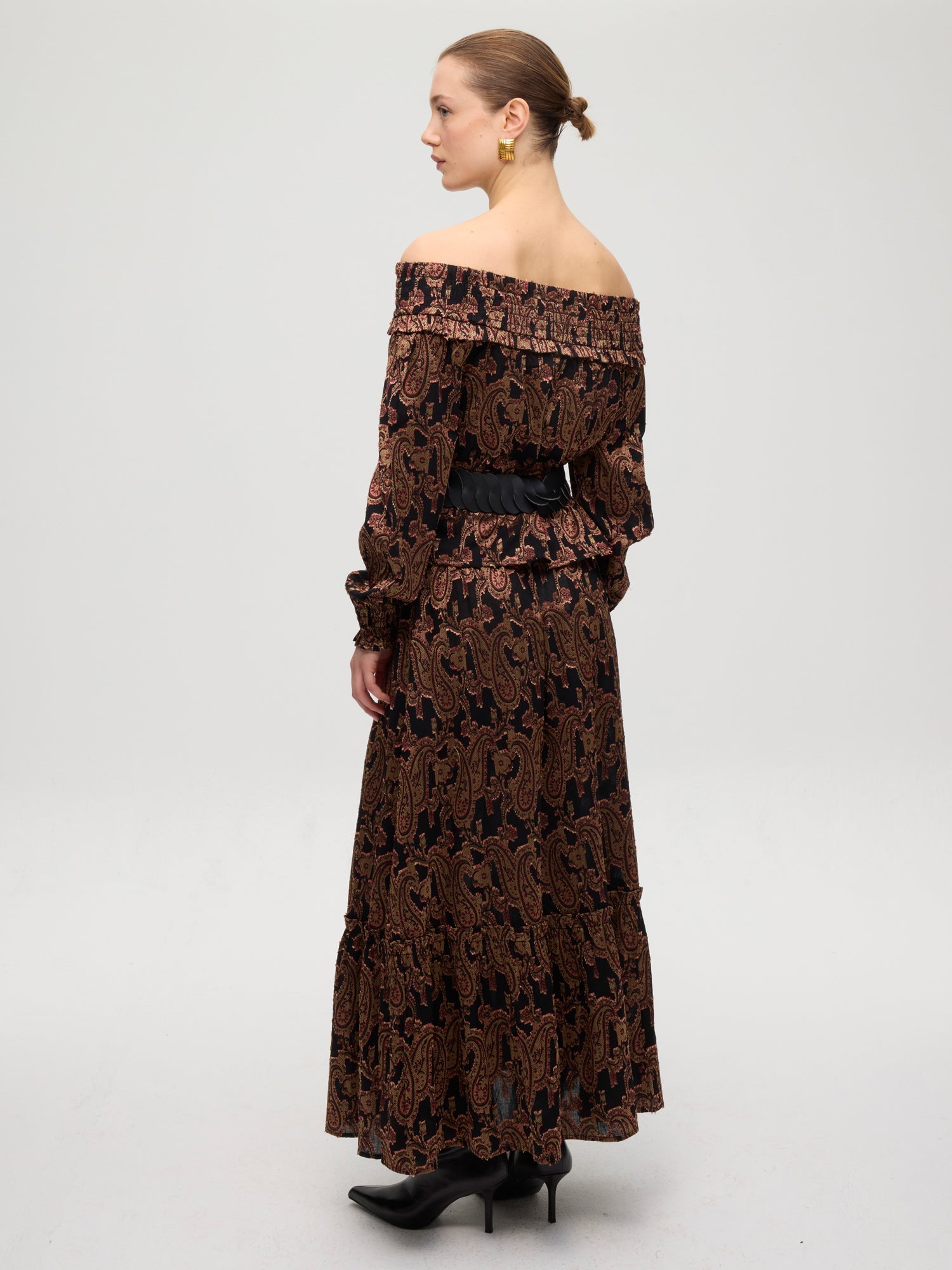 mioh | HENNA BLACK SKIRT - Falda midi paisley negra. Vestidos de fiesta para invitadas de boda perfectas. Marca española de moda