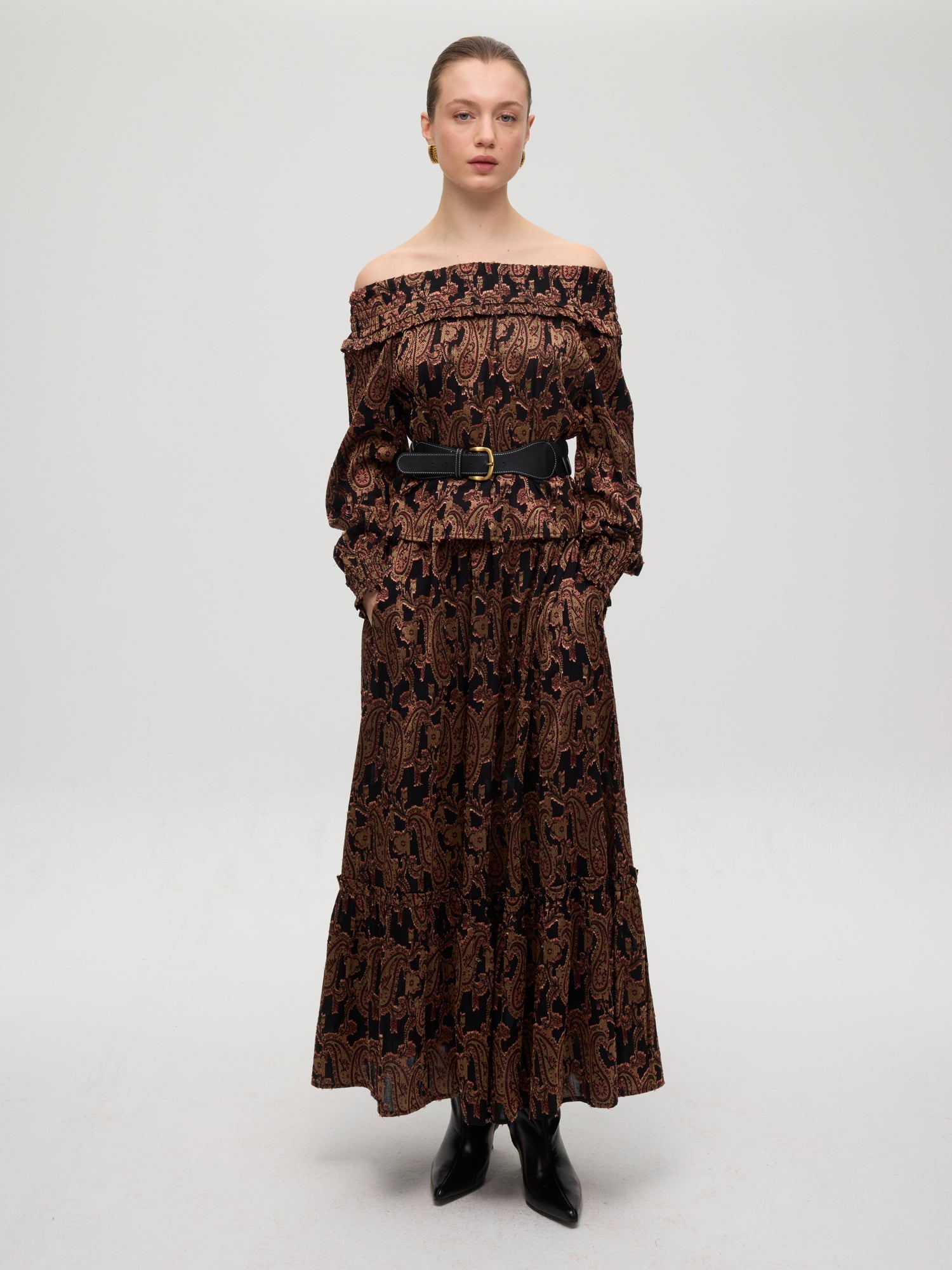 mioh | HENNA BLACK TOP - Top escote bardot nido de abeja. Vestidos de fiesta para invitadas de boda perfectas. Marca española de moda