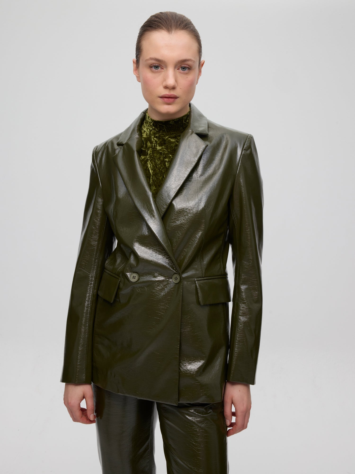 mioh | HERMITAGE - Jersey terciopelo verde botones joya. Vestidos de fiesta para invitadas de boda perfectas. Marca española de moda
