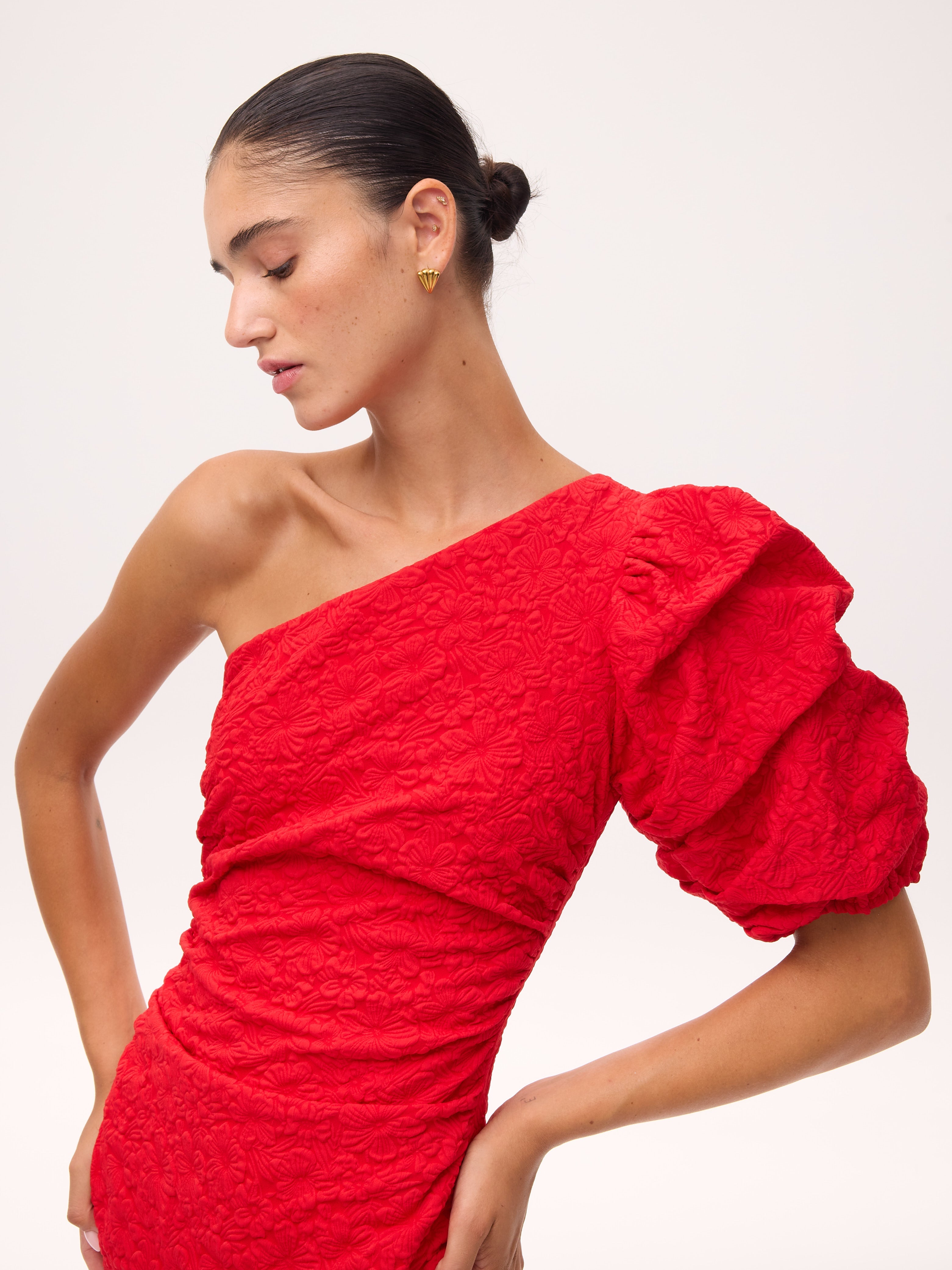ISABELA RED - Vestido asimétrico manga abullonada damasco elástico floral rojo, de fiesta e invitada de boda y evento primavera verano. MIOH es la marca que eligen las influencers de España para sus eventos, como bodas y fiestas