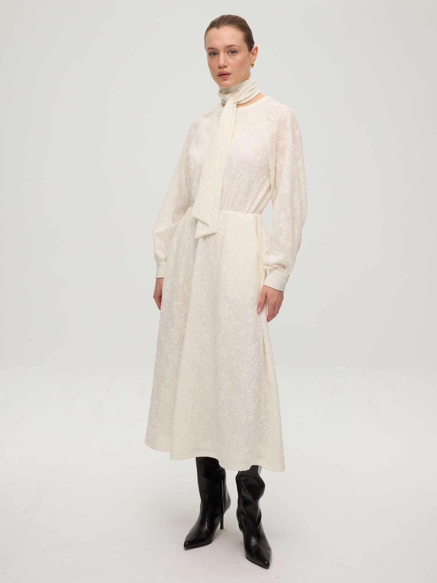 mioh | ISLAND ECRU - Vestido vuelo punto de flores crudo. Vestidos de fiesta para invitadas de boda perfectas. Marca española de moda