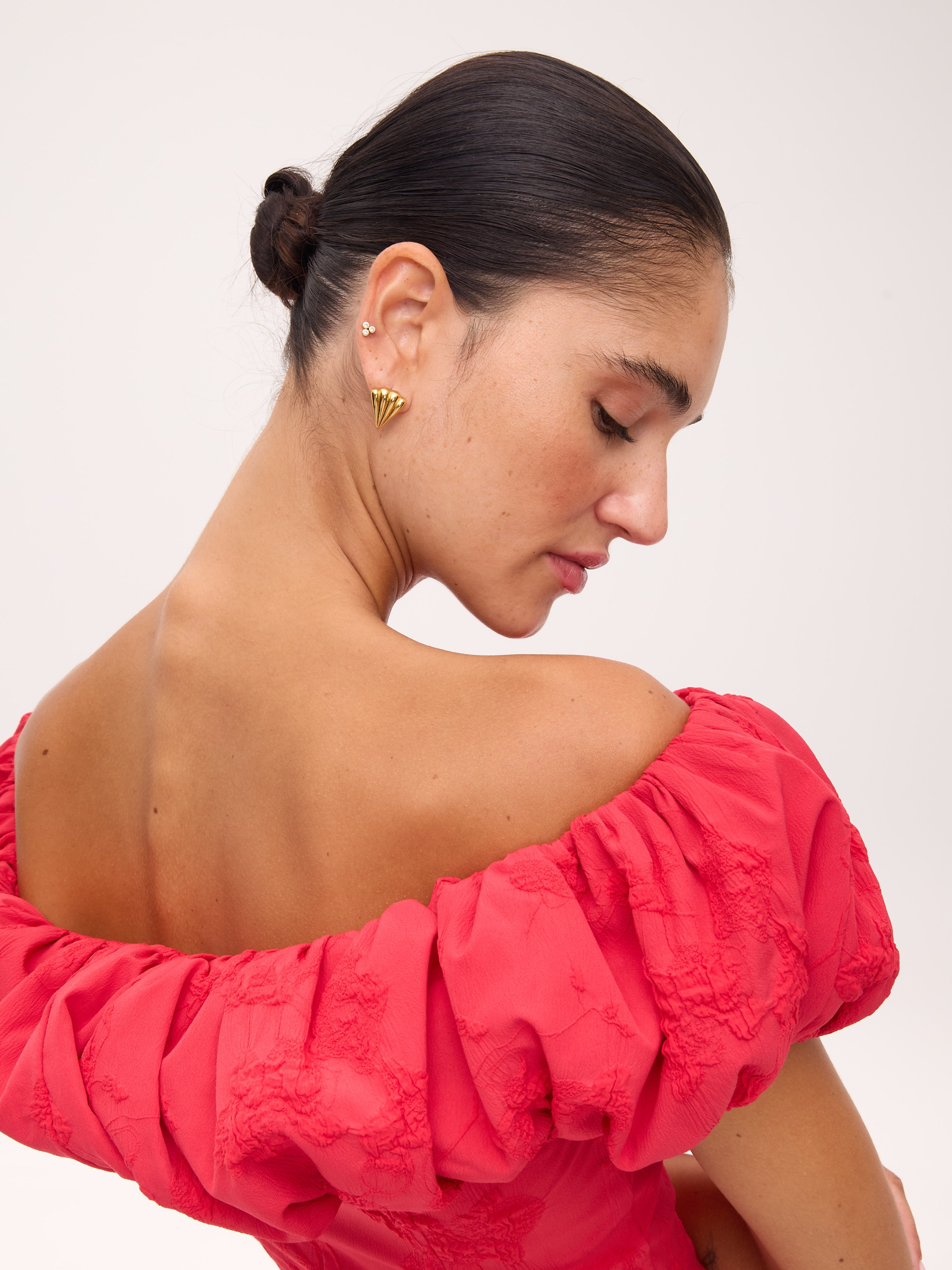 JULIETA RED - Vestido bardot volante estructurado, perfecto para invitadas de boda y fiesta spring summer. MIOH es la marca que eligen las influencers de España para sus eventos, como bodas y fiestas