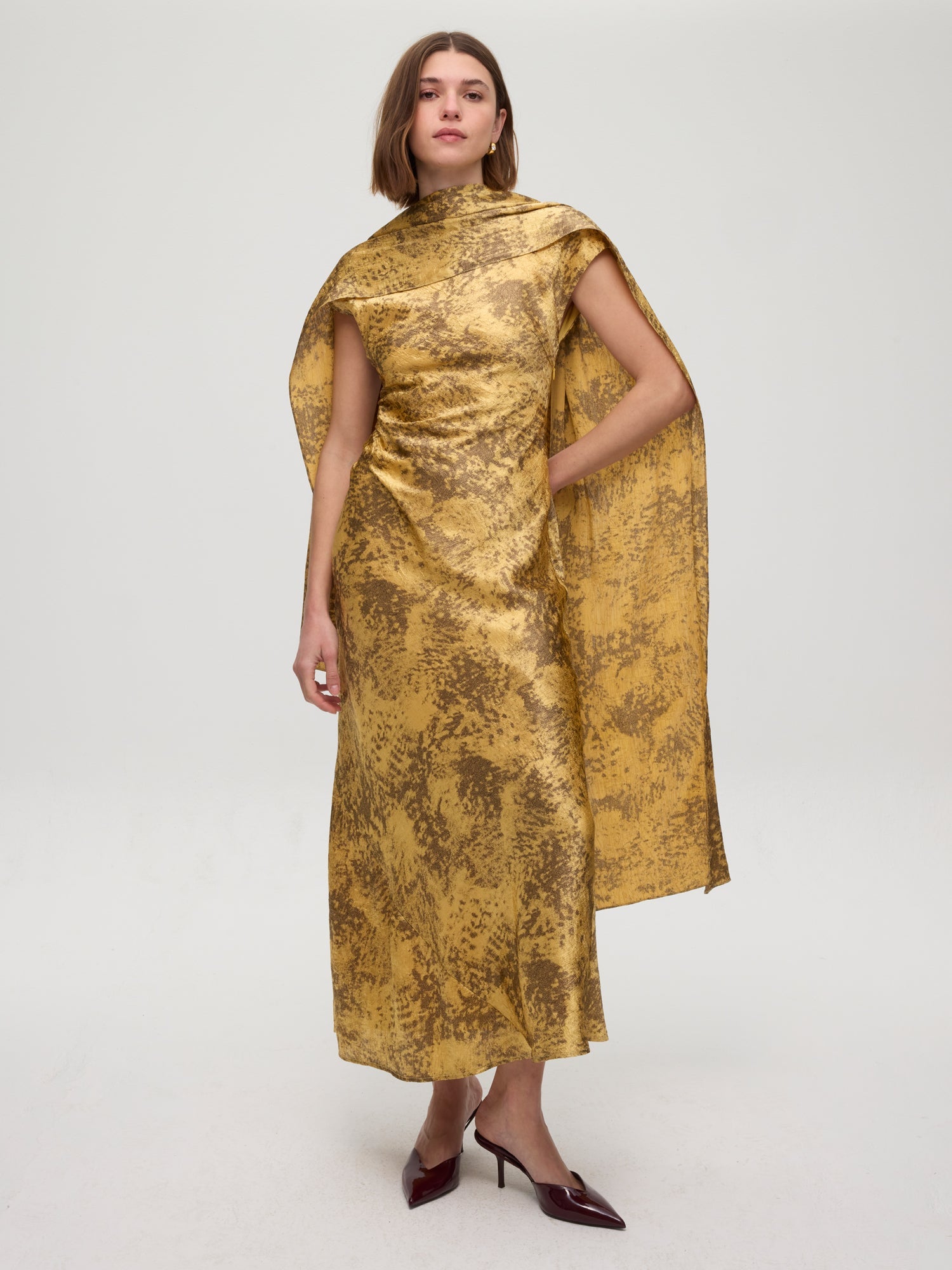 mioh | KEOPS GOLD - Vestido midi al bies amarillo y topo nacarado. Vestidos de fiesta para invitadas de boda perfectas. Marca española de moda