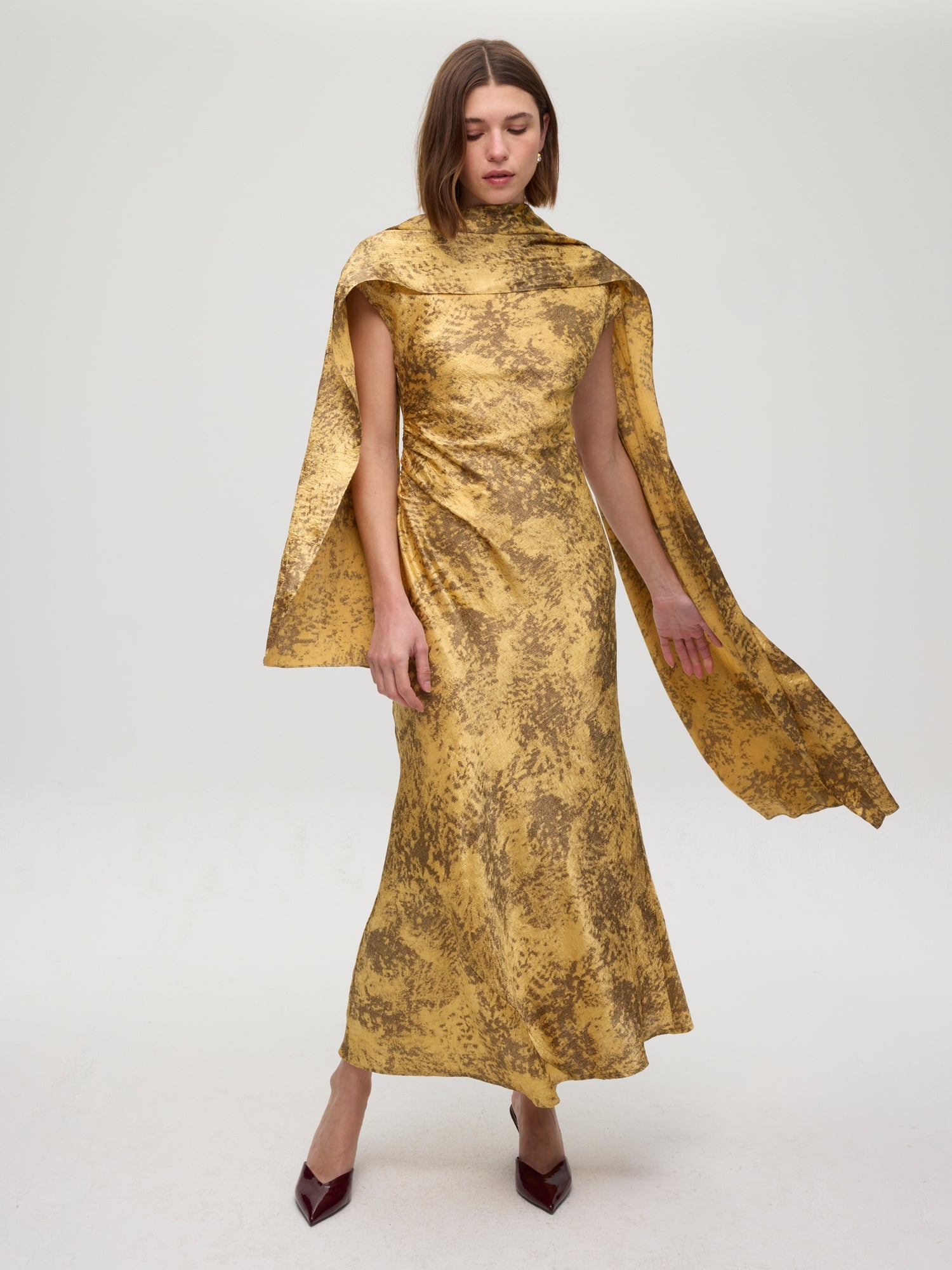 mioh | KEOPS GOLD - Vestido midi al bies amarillo y topo nacarado. Vestidos de fiesta para invitadas de boda perfectas. Marca española de moda