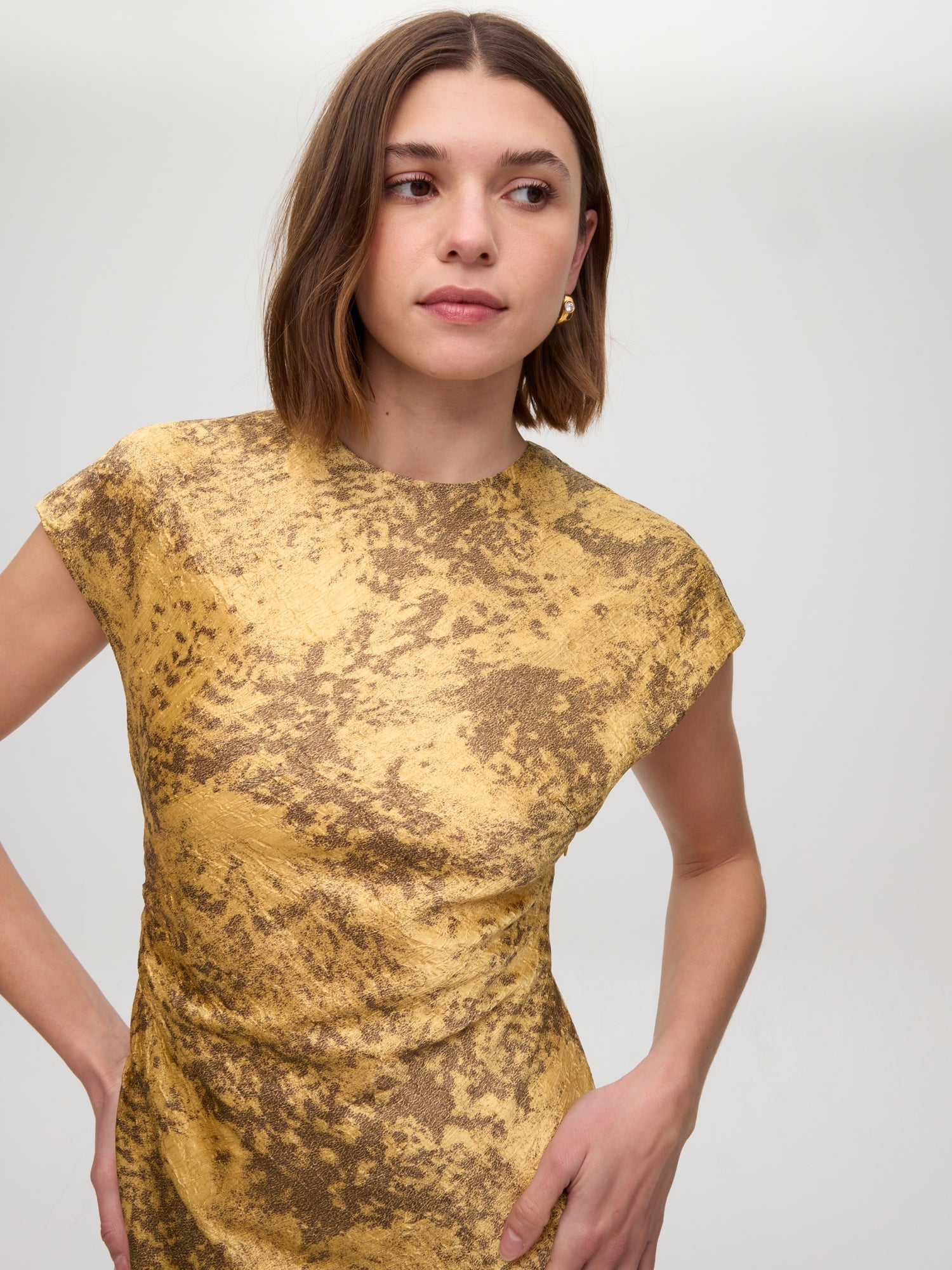 mioh | KEOPS GOLD - Vestido midi al bies amarillo y topo nacarado. Vestidos de fiesta para invitadas de boda perfectas. Marca española de moda