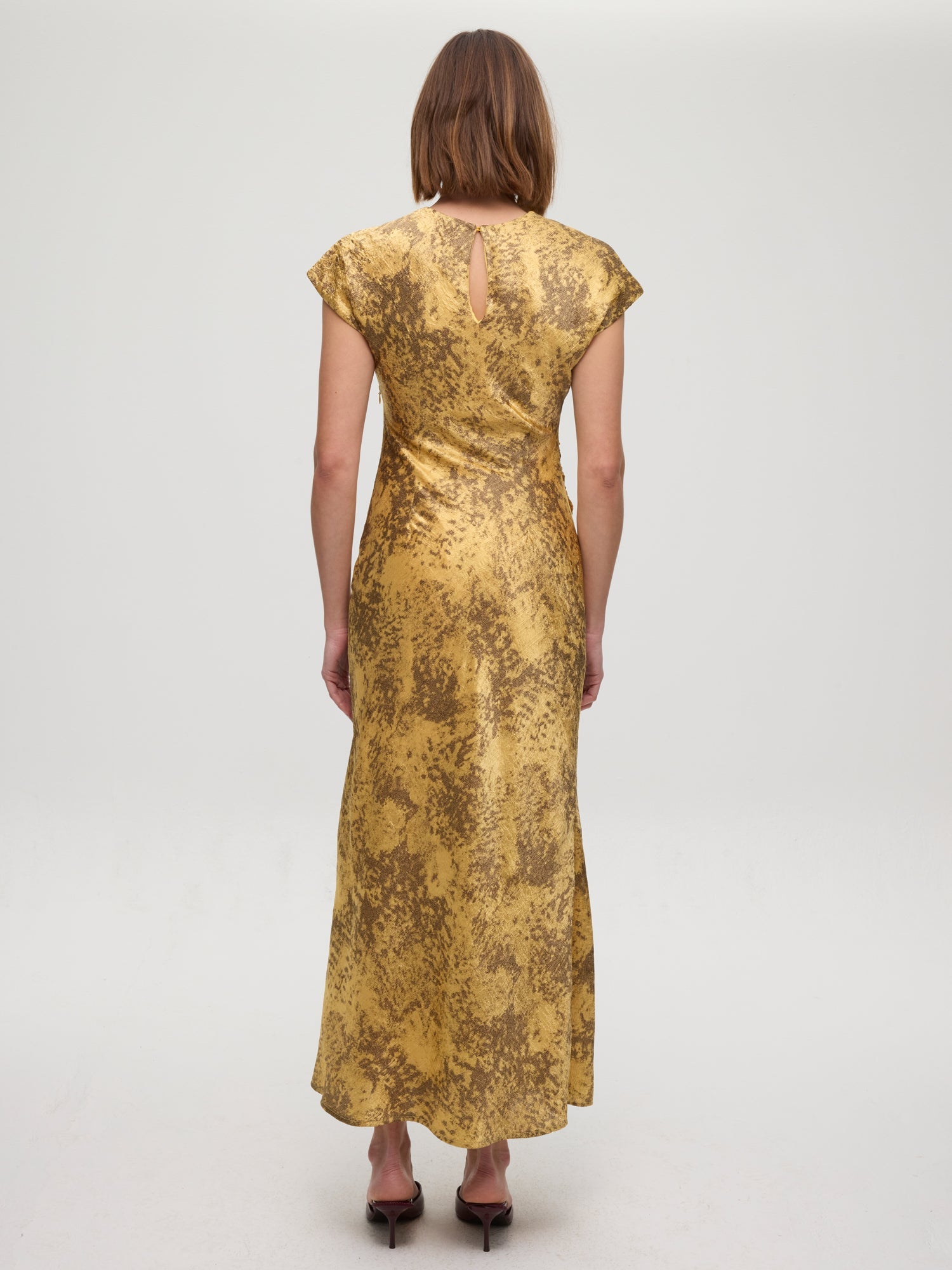 mioh | KEOPS GOLD - Vestido midi al bies amarillo y topo nacarado. Vestidos de fiesta para invitadas de boda perfectas. Marca española de moda