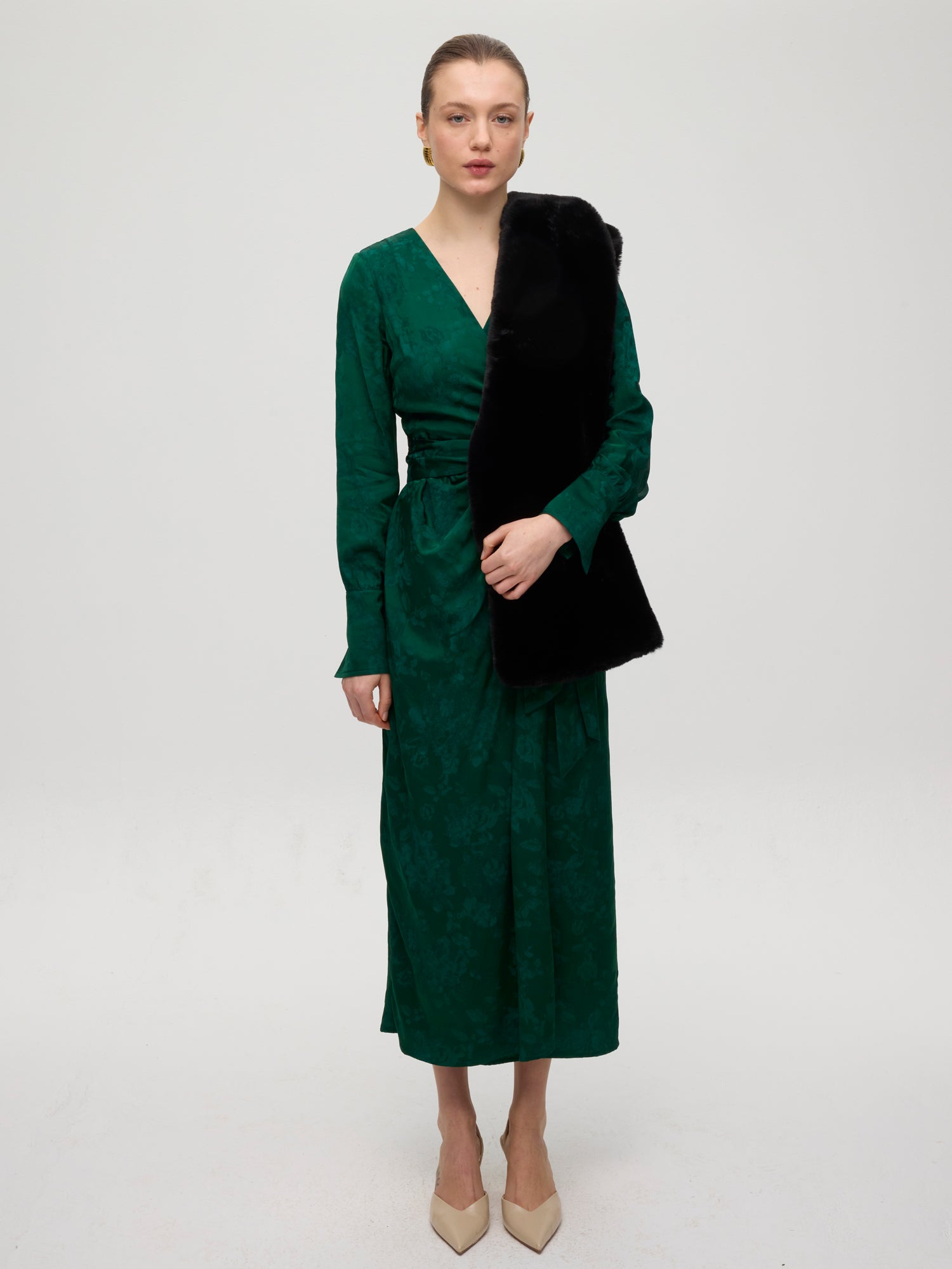 mioh | LICEO GREEN - Vestido envolvente JCQRD verde flores. Vestidos de fiesta para invitadas de boda perfectas. Marca española de moda