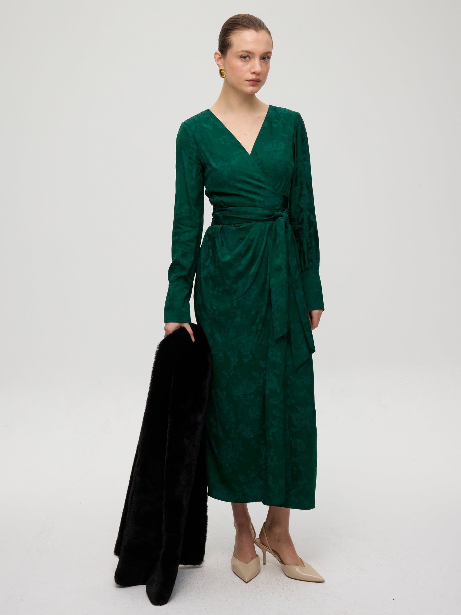 mioh | LICEO GREEN - Vestido envolvente JCQRD verde flores. Vestidos de fiesta para invitadas de boda perfectas. Marca española de moda