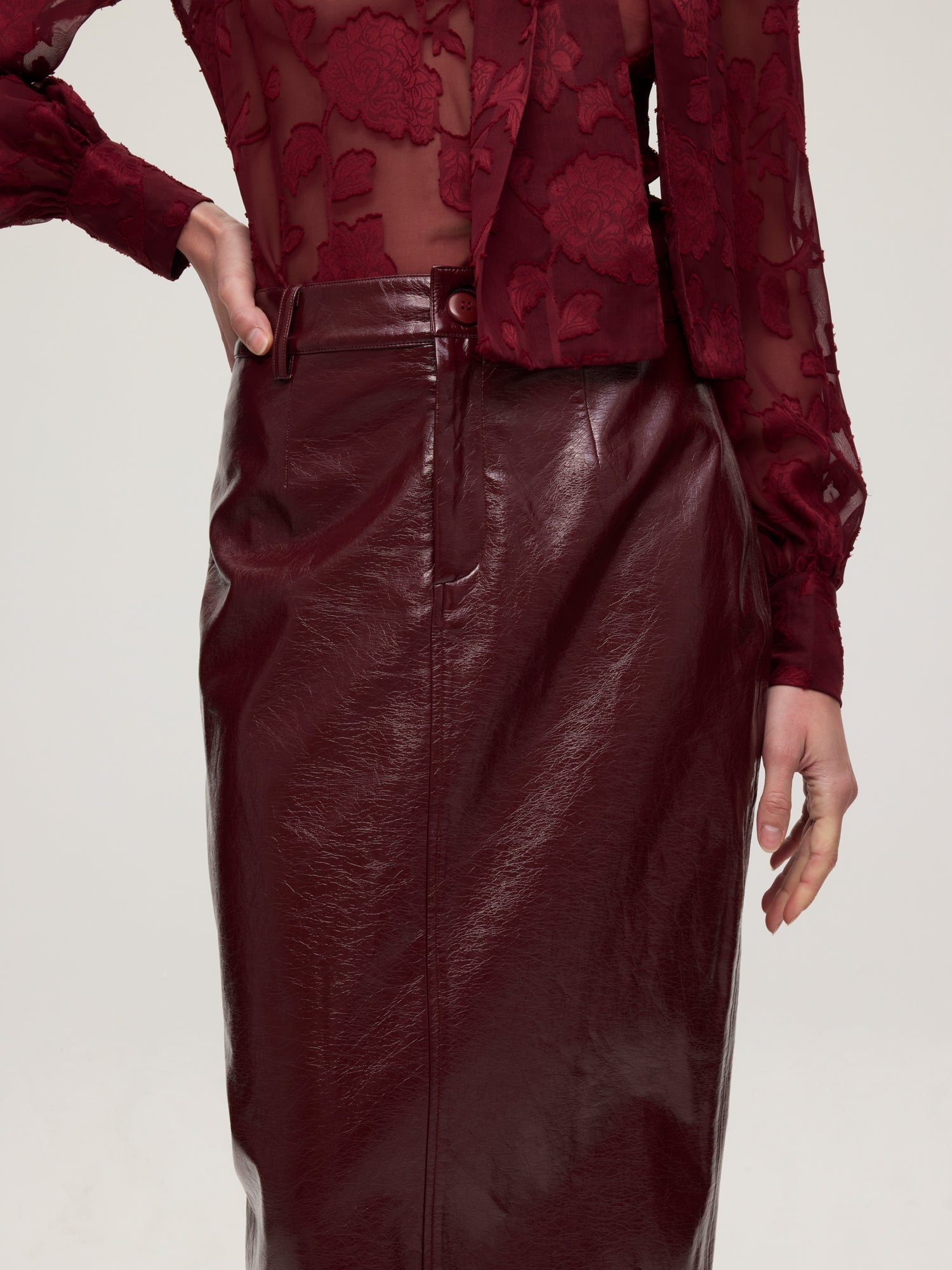 mioh | LOTUS GRANA - Falda granate recta vinilo. Vestidos de fiesta para invitadas de boda perfectas. Marca española de moda