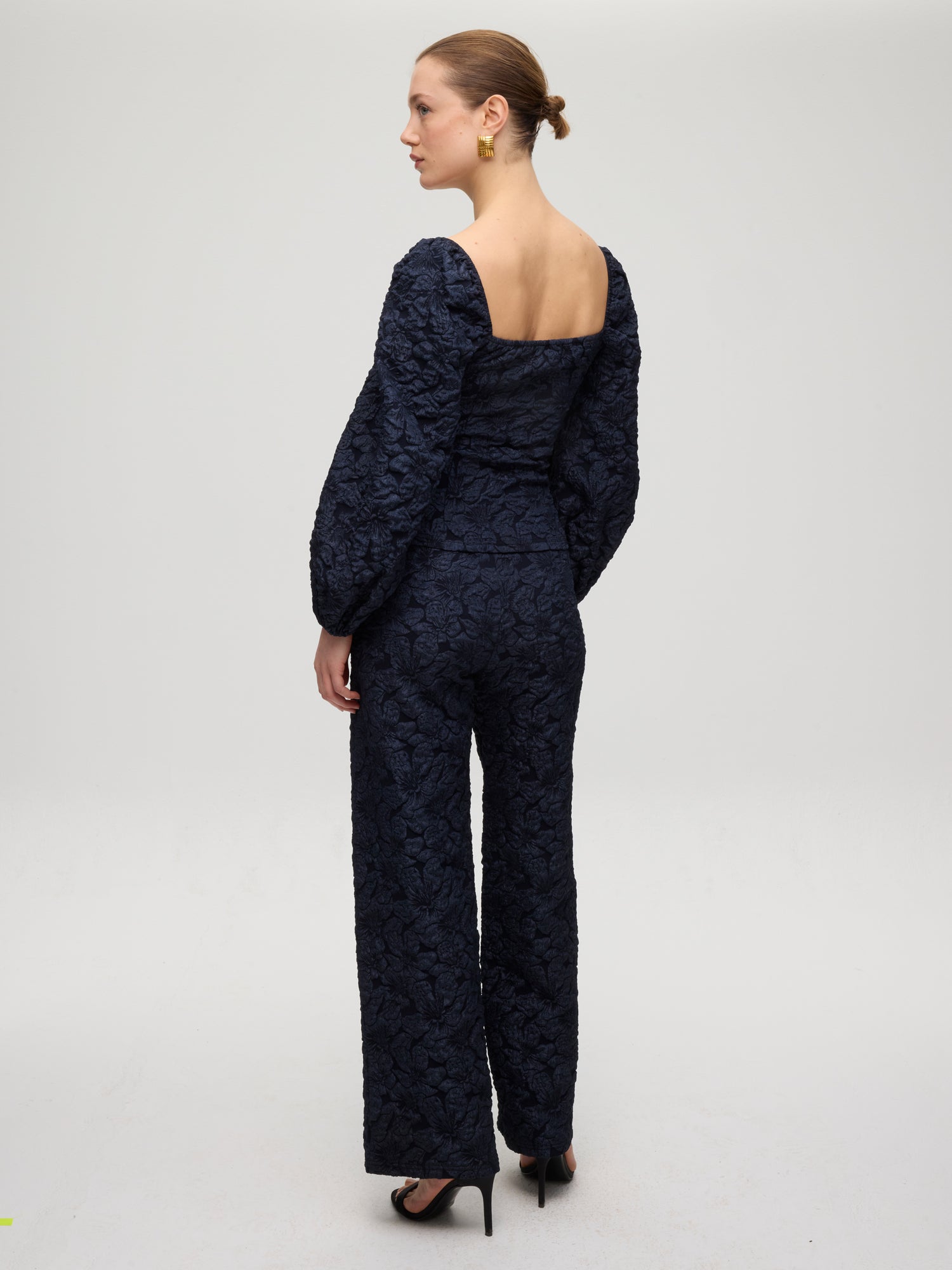 mioh | LOUVRE PANT - Pantalón recto damasco marino. Vestidos de fiesta para invitadas de boda perfectas. Marca española de moda