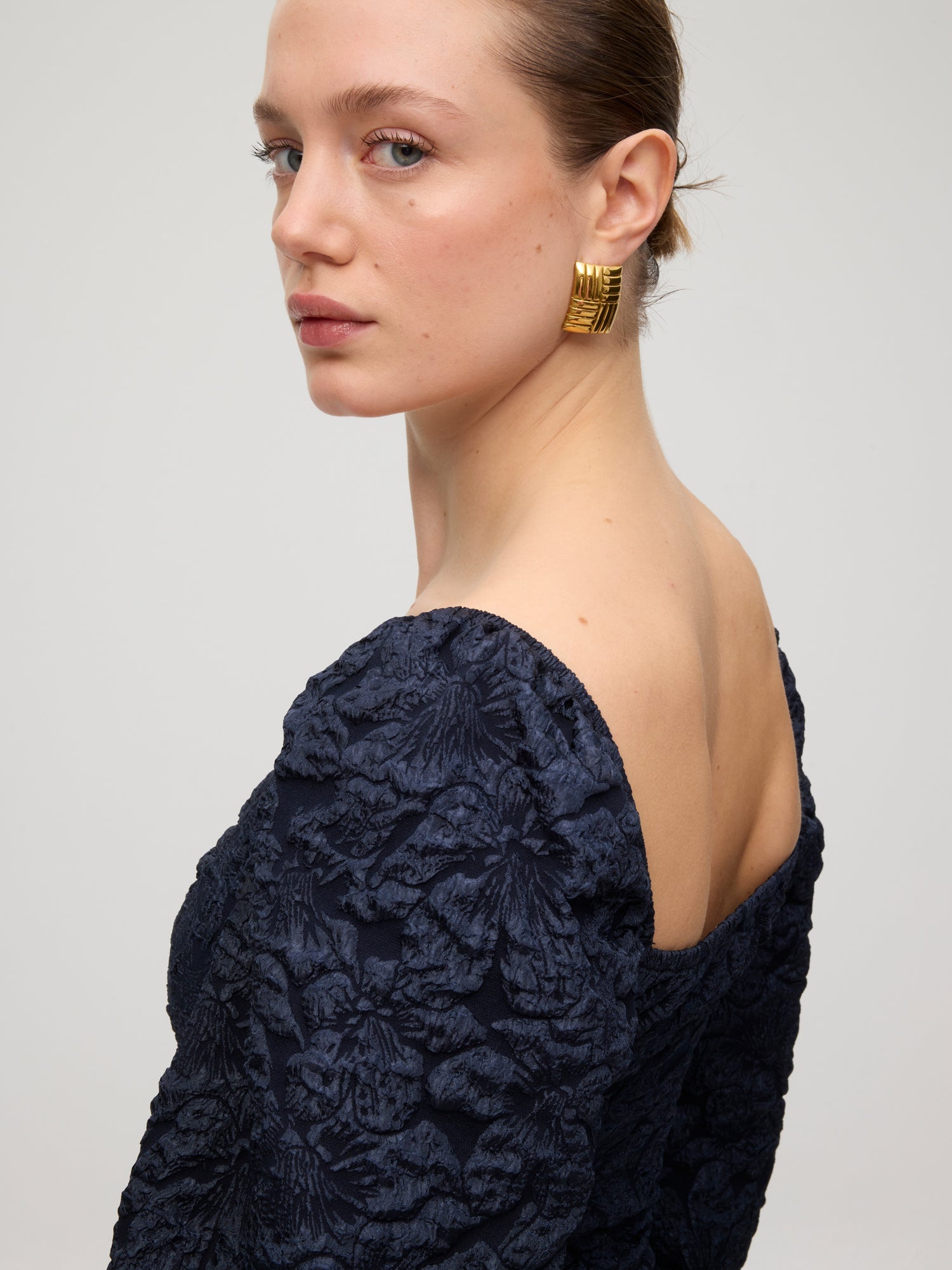 mioh | LOUVRE TOP - Top damasco marino manga abullonada. Vestidos de fiesta para invitadas de boda perfectas. Marca española de moda