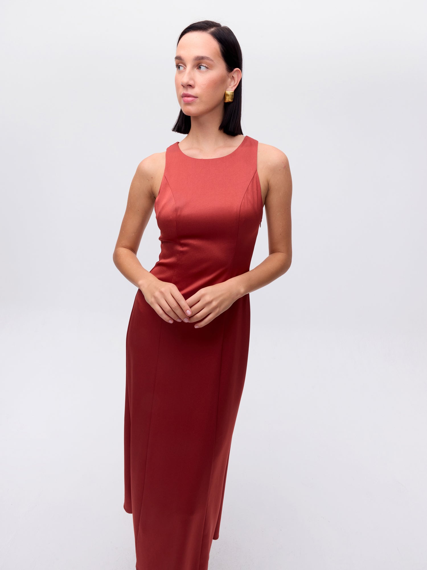 MIOH | LUZ TERRA - Vestido terracota minimal cut out en la espalda para invitada de boda