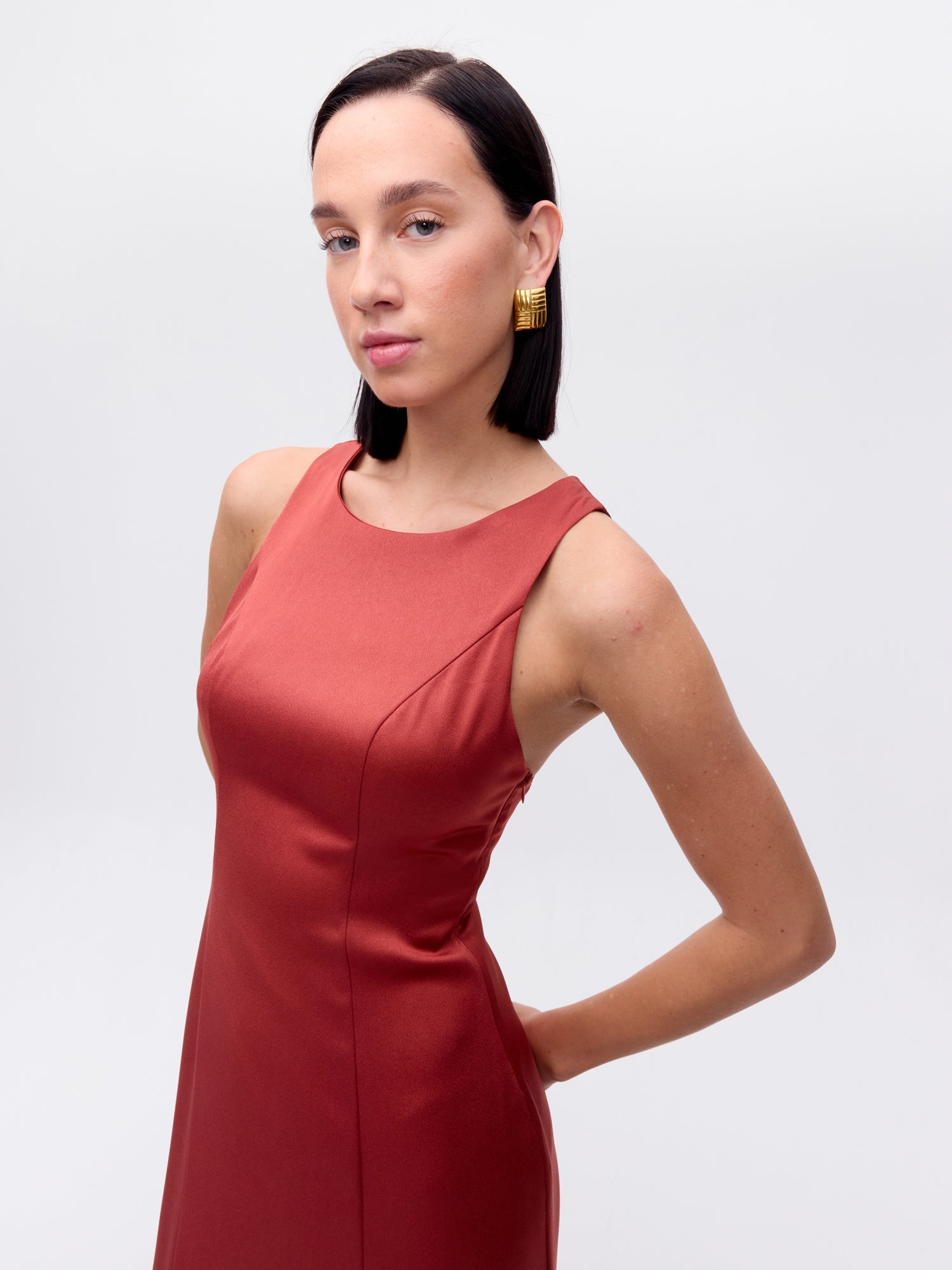 MIOH | LUZ TERRA - Vestido terracota minimal cut out en la espalda para invitada de boda