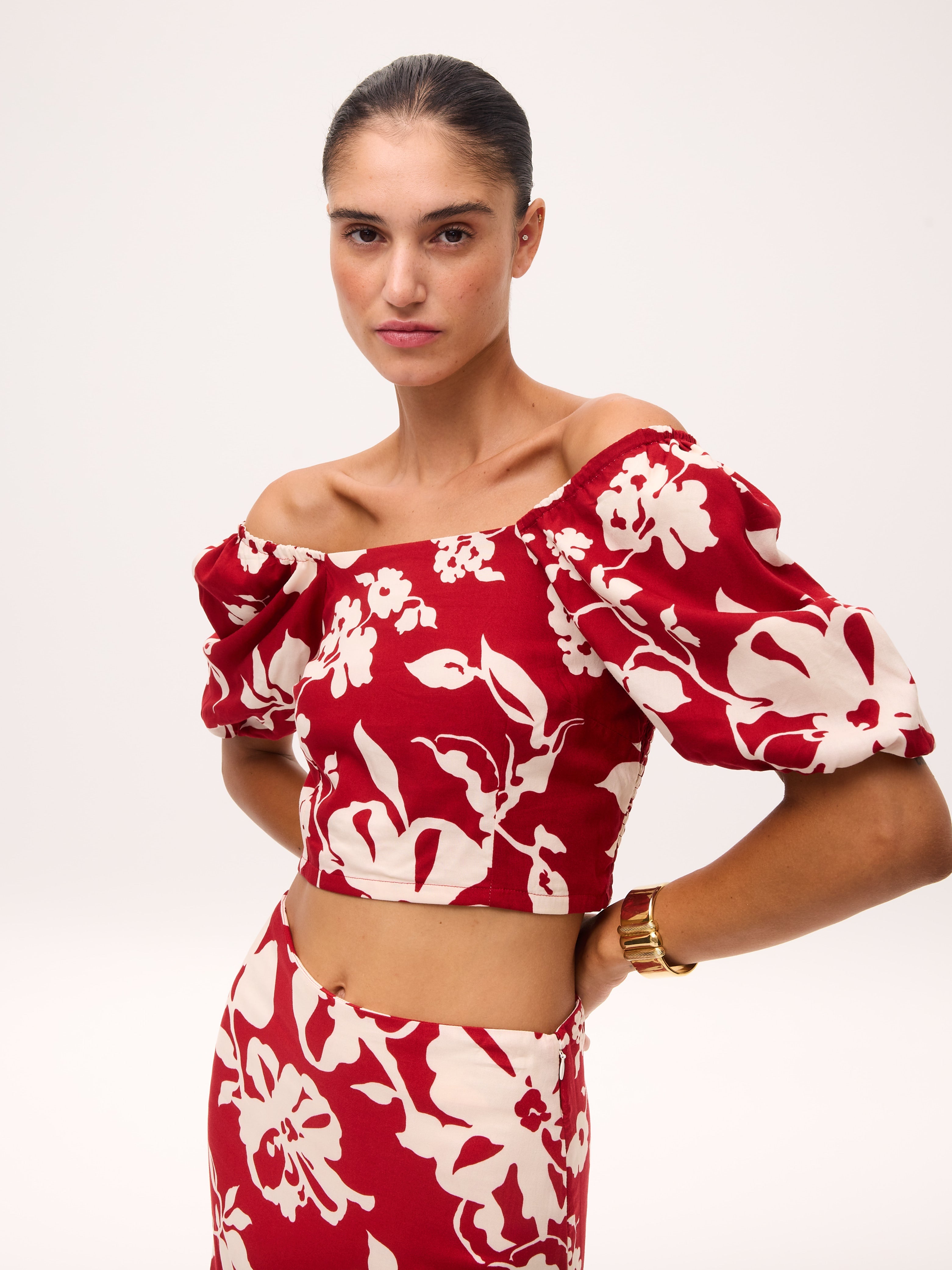 MARGARET RED - Conjunto rojo con flores blancas, para invitadas de boda, fiesta y eventos de primvera y verano. MIOH es la marca de vestidos de invitada de boda y fiesta de referencia en España