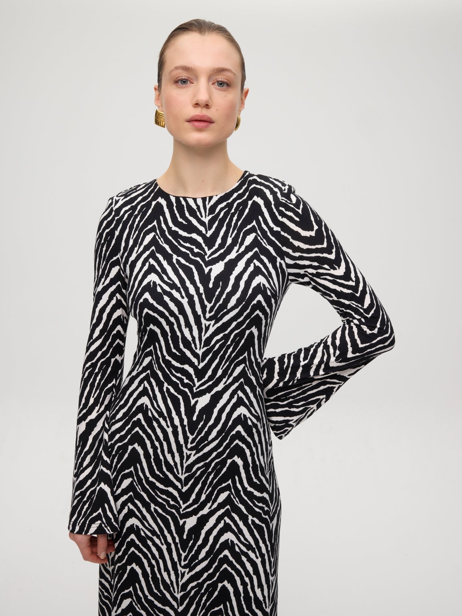 mioh | MET ANIMAL - Vestido midi punto cuello redondo cebra. Vestidos de fiesta para invitadas de boda perfectas. Marca española de moda