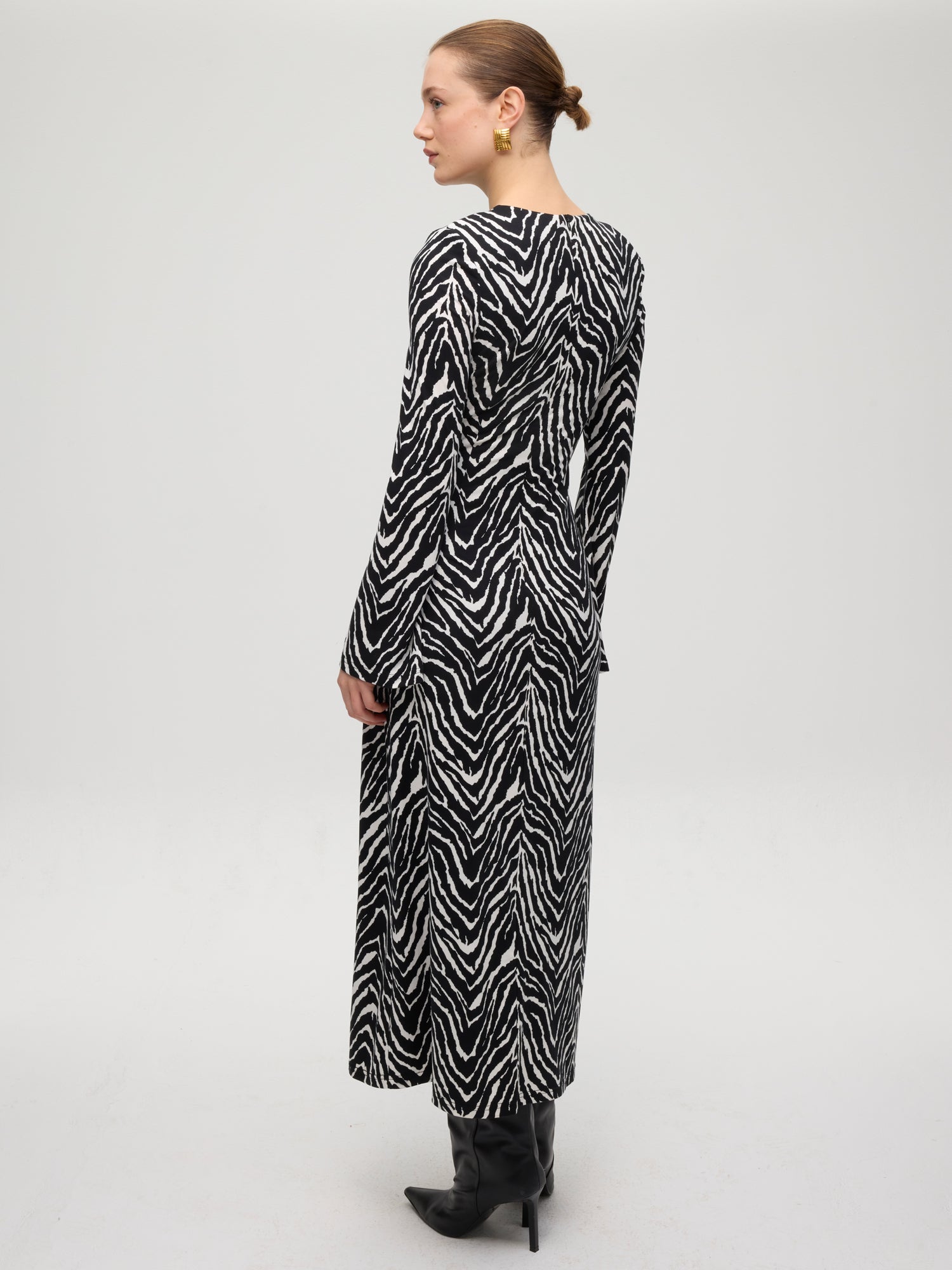 mioh | MET ANIMAL - Vestido midi punto cuello redondo cebra. Vestidos de fiesta para invitadas de boda perfectas. Marca española de moda