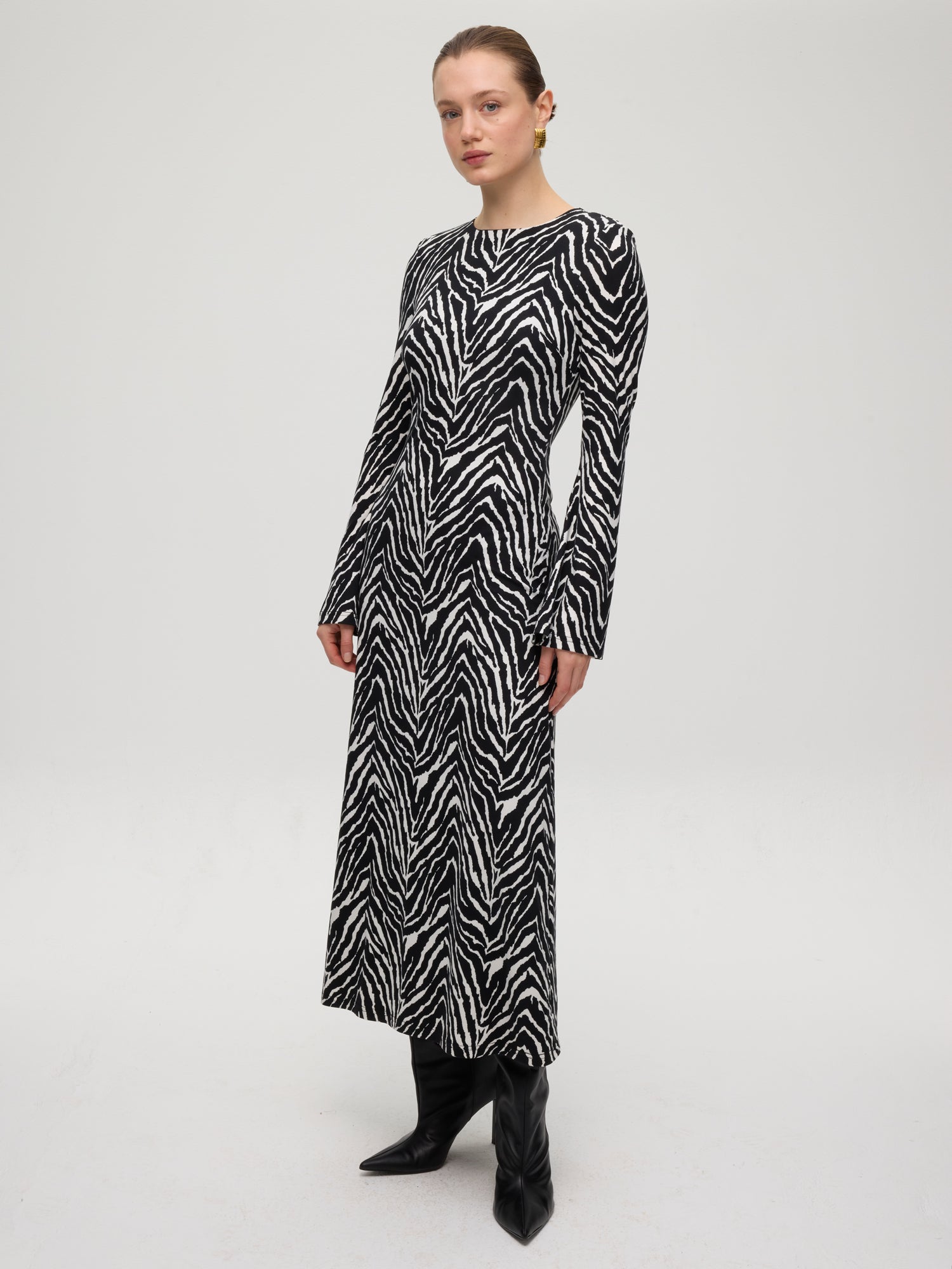 mioh | MET ANIMAL - Vestido midi punto cuello redondo cebra. Vestidos de fiesta para invitadas de boda perfectas. Marca española de moda