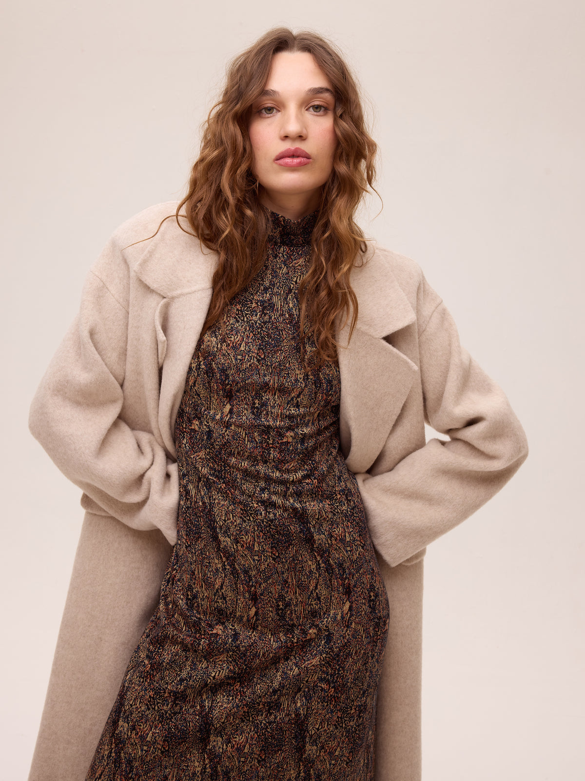 mioh | METRO ECRU - Abrigo largo sastrero alpaca ecru. Vestidos de fiesta para invitadas de boda perfectas. Marca española de moda