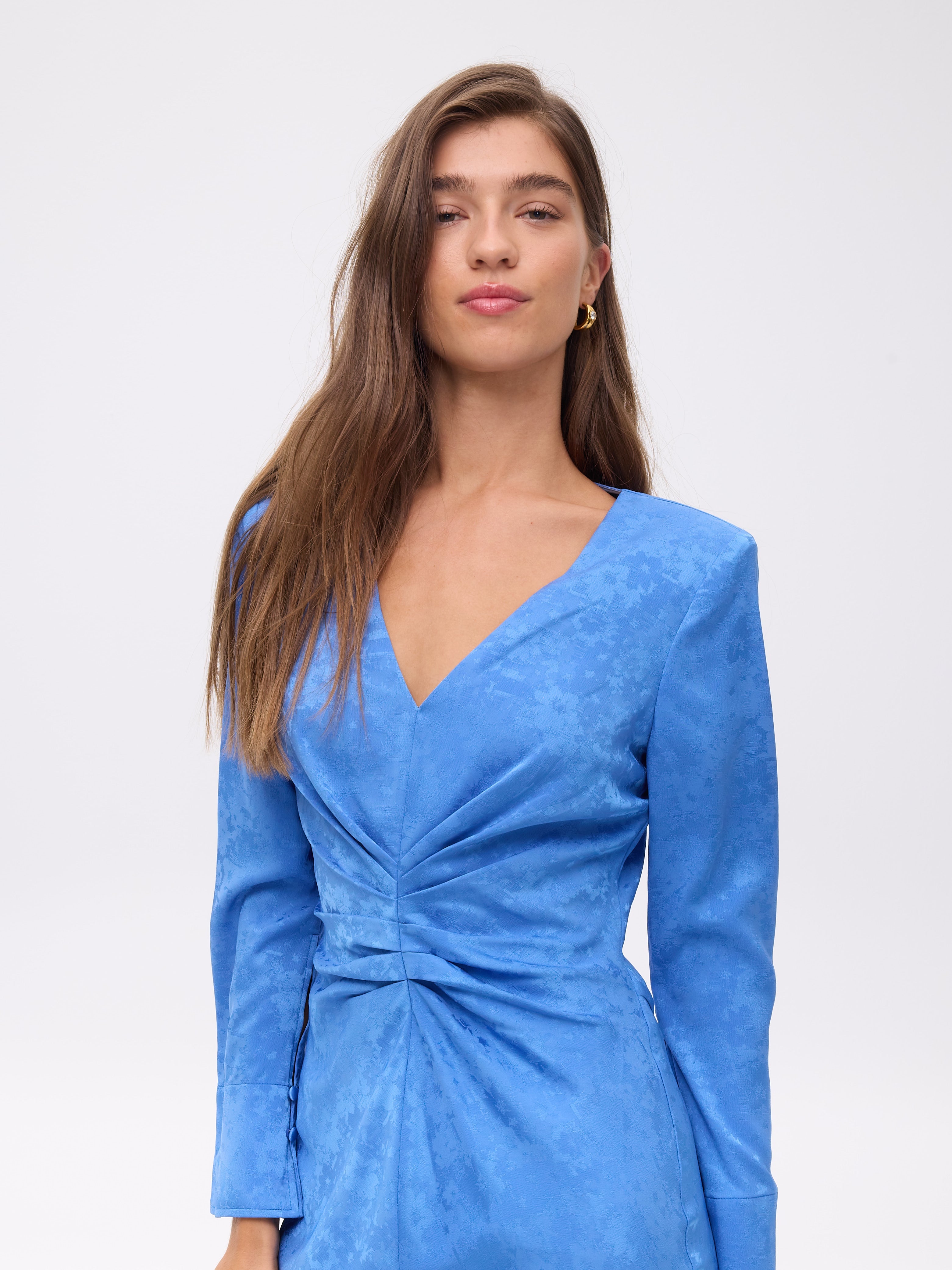 MIRANDA BLUE - Vestido Jacquard drapeado manga larga, perfecto para invitadas de boda y fiesta spring summer. MIOH es la marca española de vestidos de fiesta para invitadas de boda más de moda en España