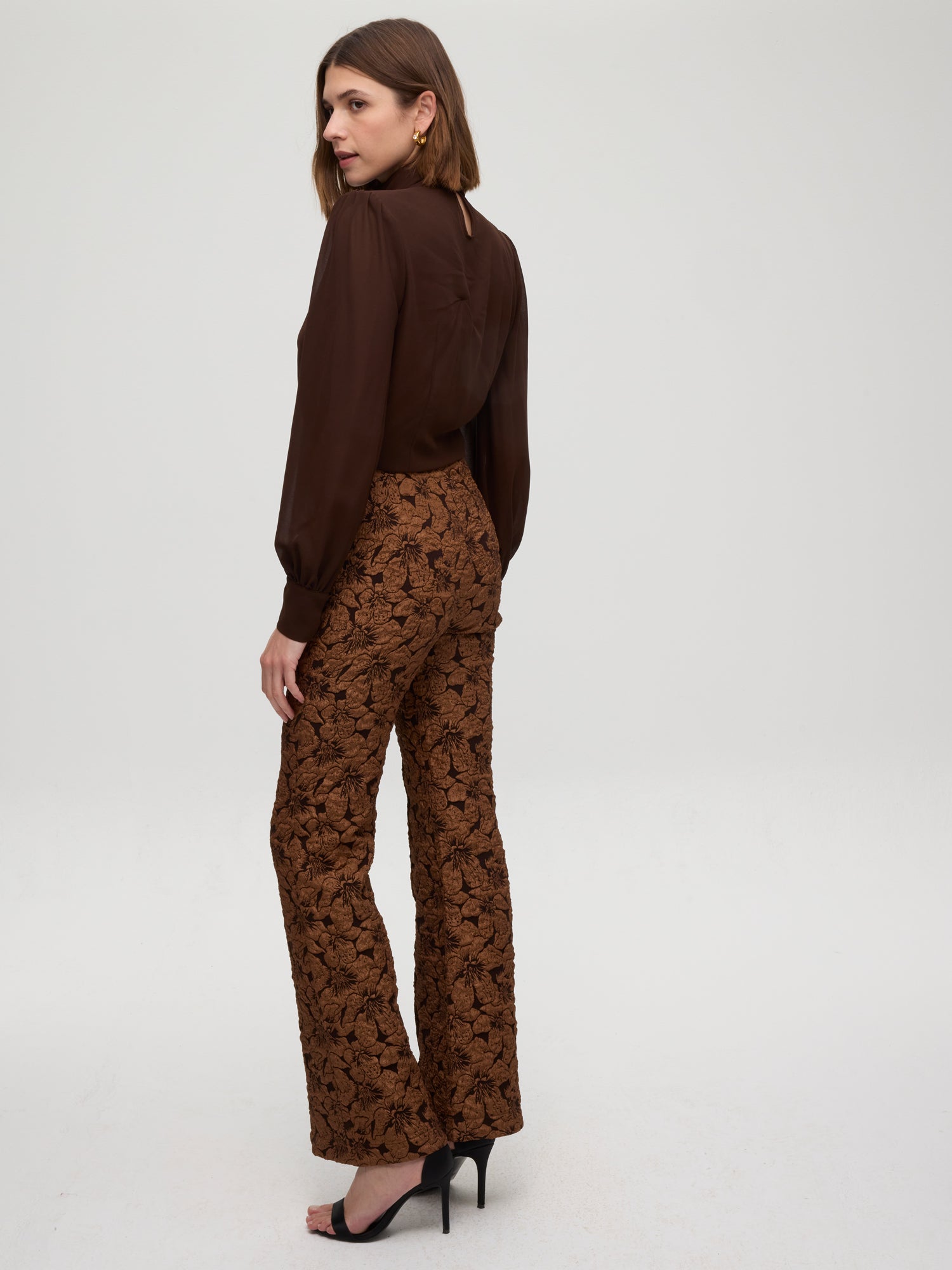 mioh | MONT BROWN - Camisa cuello alto con lazada. Vestidos de fiesta para invitadas de boda perfectas. Marca española de moda