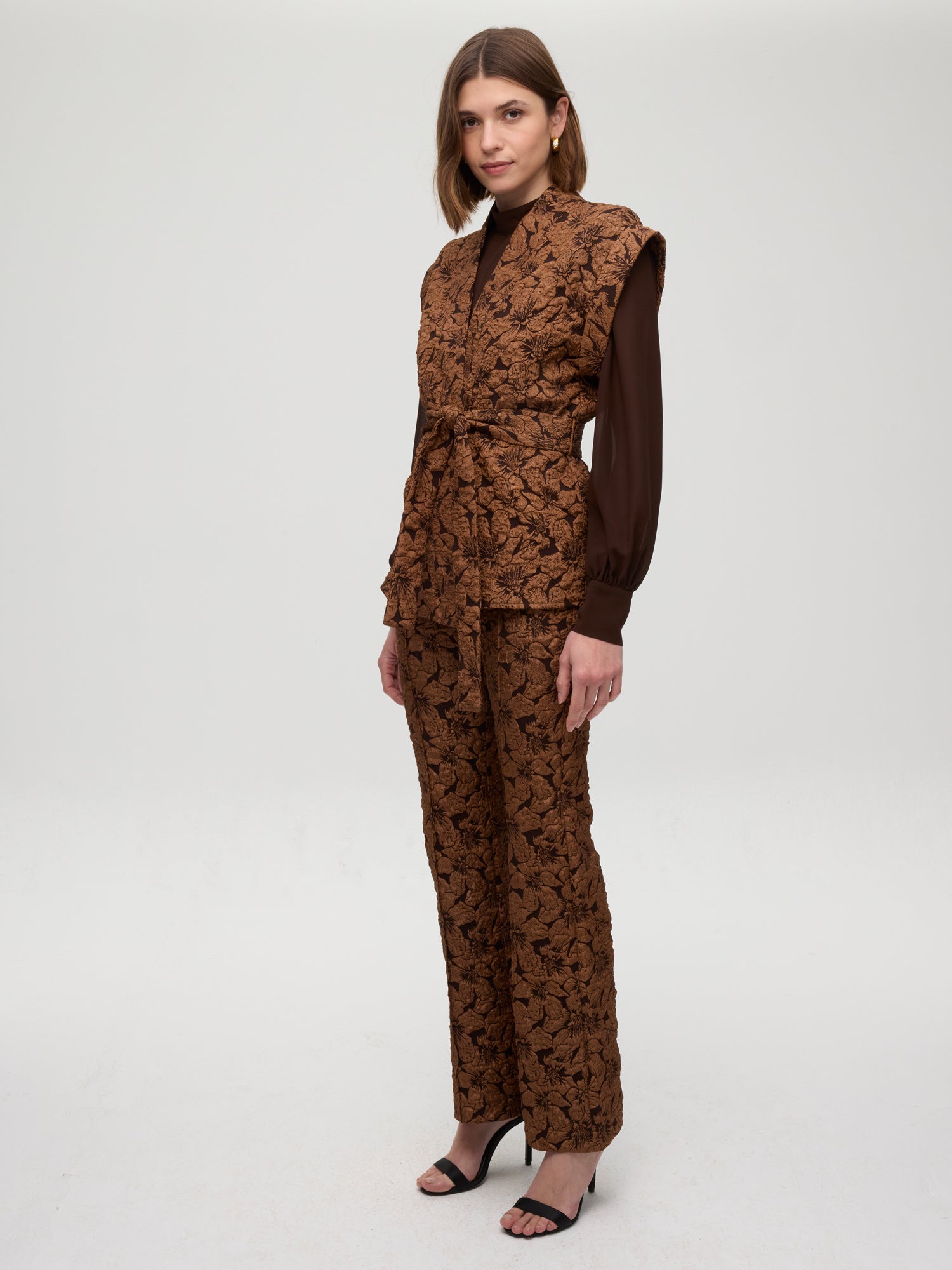 mioh | MONT BROWN - Camisa cuello alto con lazada. Vestidos de fiesta para invitadas de boda perfectas. Marca española de moda