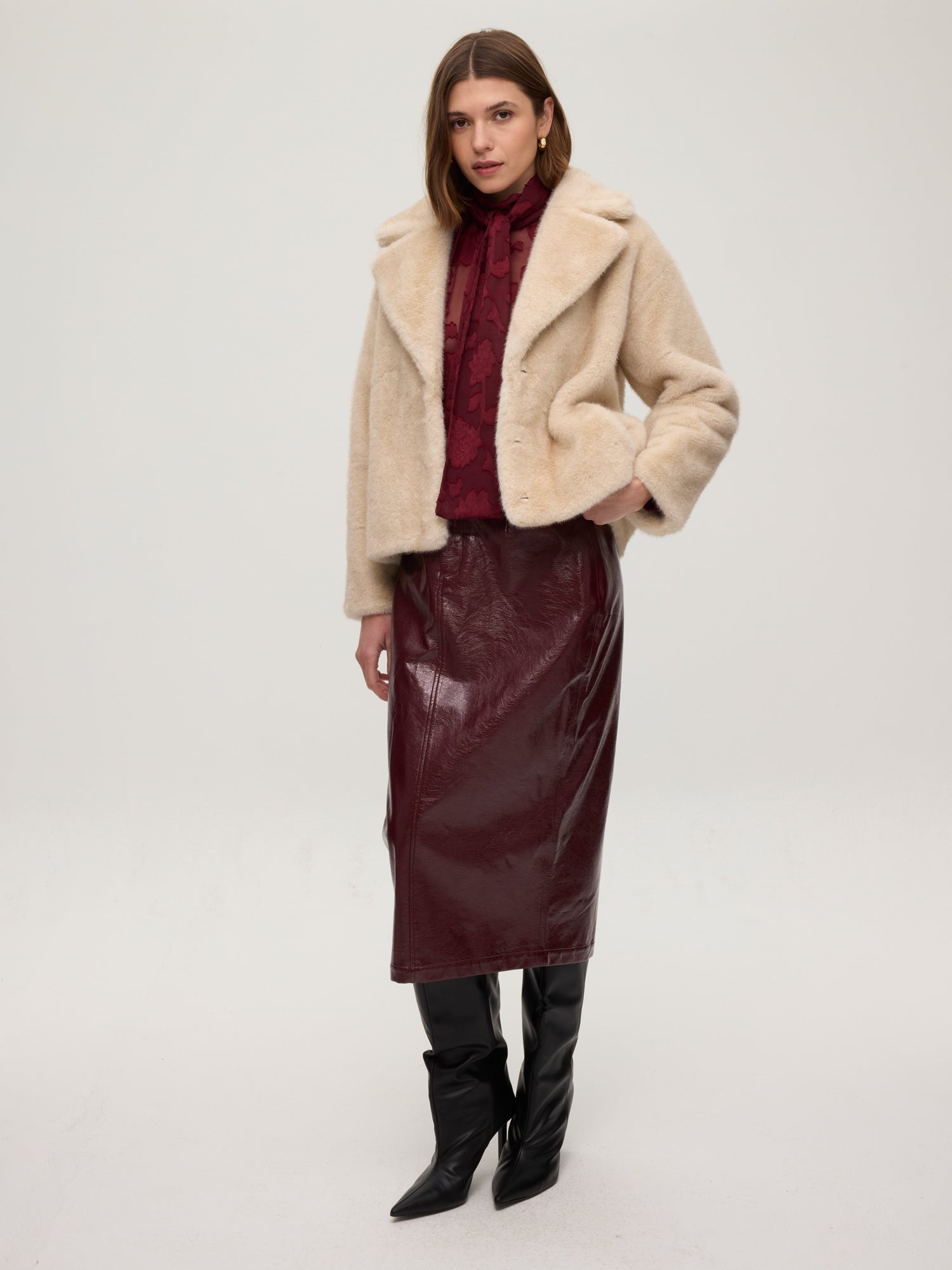 mioh | MONT GRANA - Camisa cuello alto con lazada velvet. Vestidos de fiesta para invitadas de boda perfectas. Marca española de moda