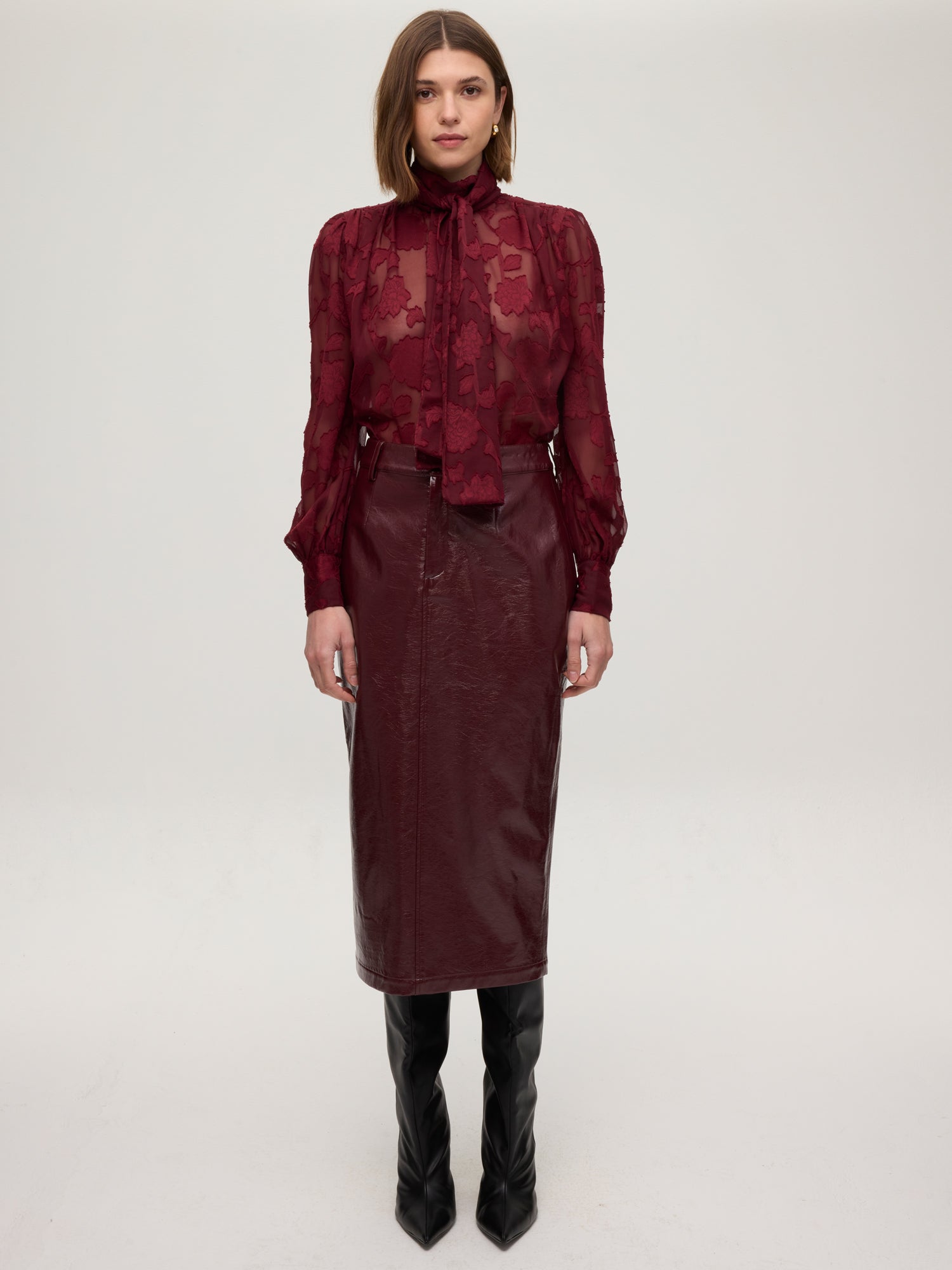 mioh | MONT GRANA - Camisa cuello alto con lazada velvet. Vestidos de fiesta para invitadas de boda perfectas. Marca española de moda