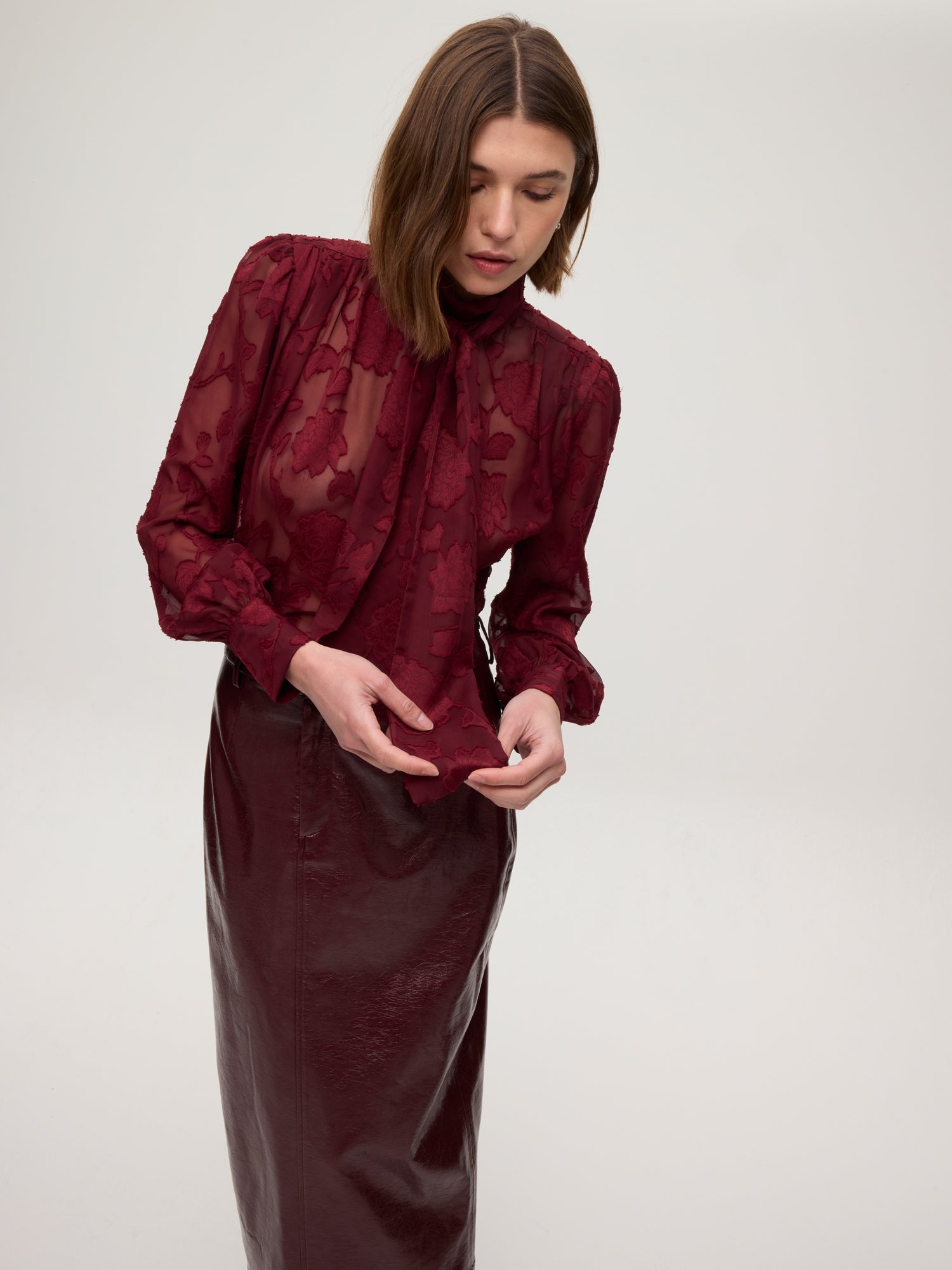 mioh | MONT GRANA - Camisa cuello alto con lazada velvet. Vestidos de fiesta para invitadas de boda perfectas. Marca española de moda