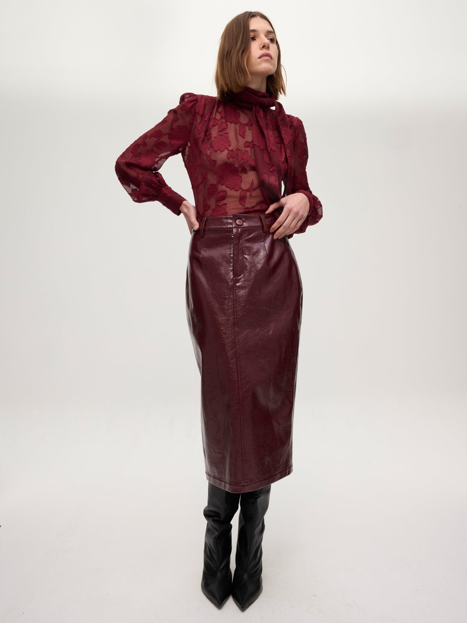 mioh | MONT GRANA - Camisa cuello alto con lazada velvet. Vestidos de fiesta para invitadas de boda perfectas. Marca española de moda